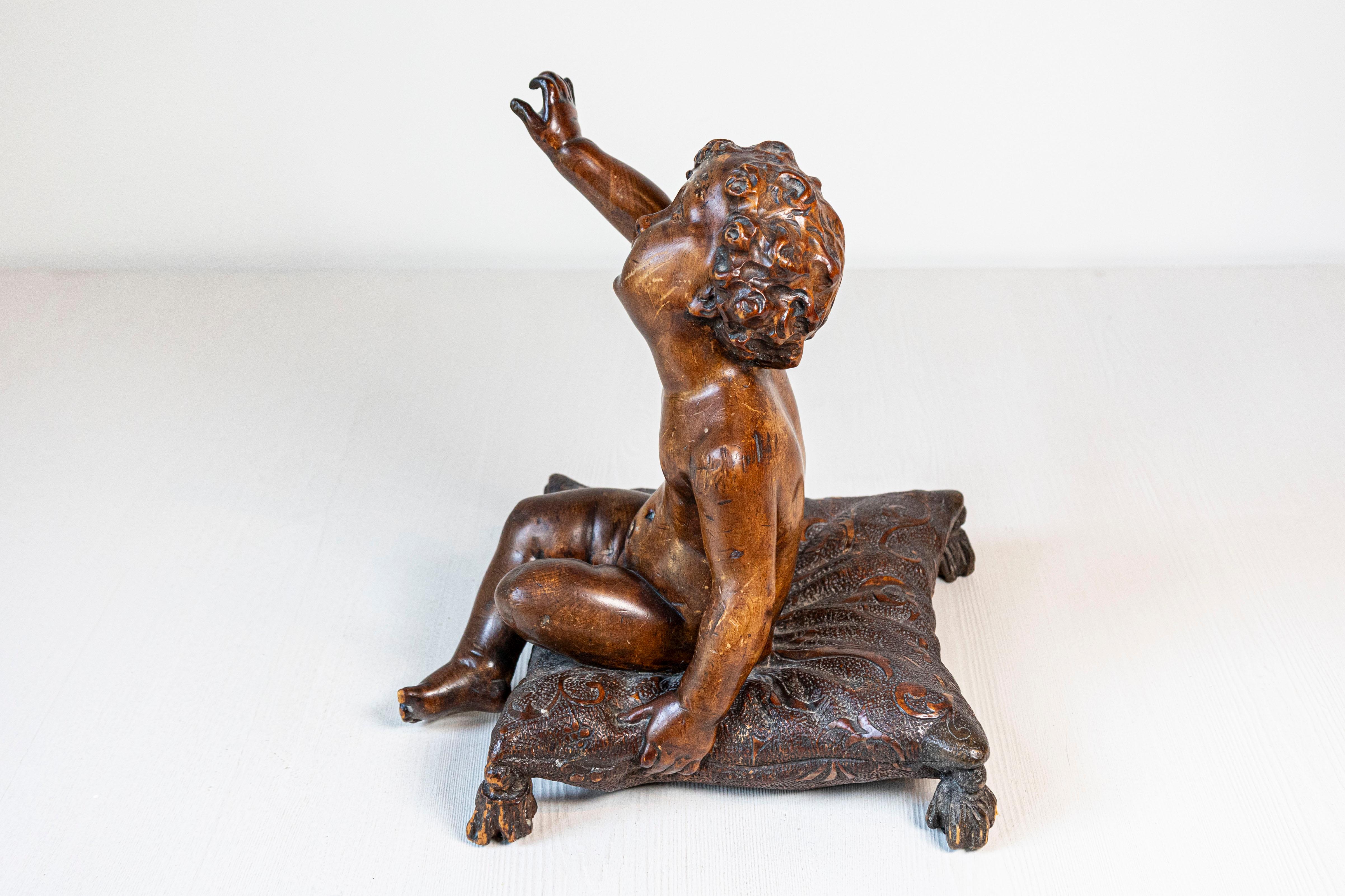 Barocco Scultura in legno di noce in stile barocco francese del 1780 raffigurante un putto seduto su un cuscino in vendita