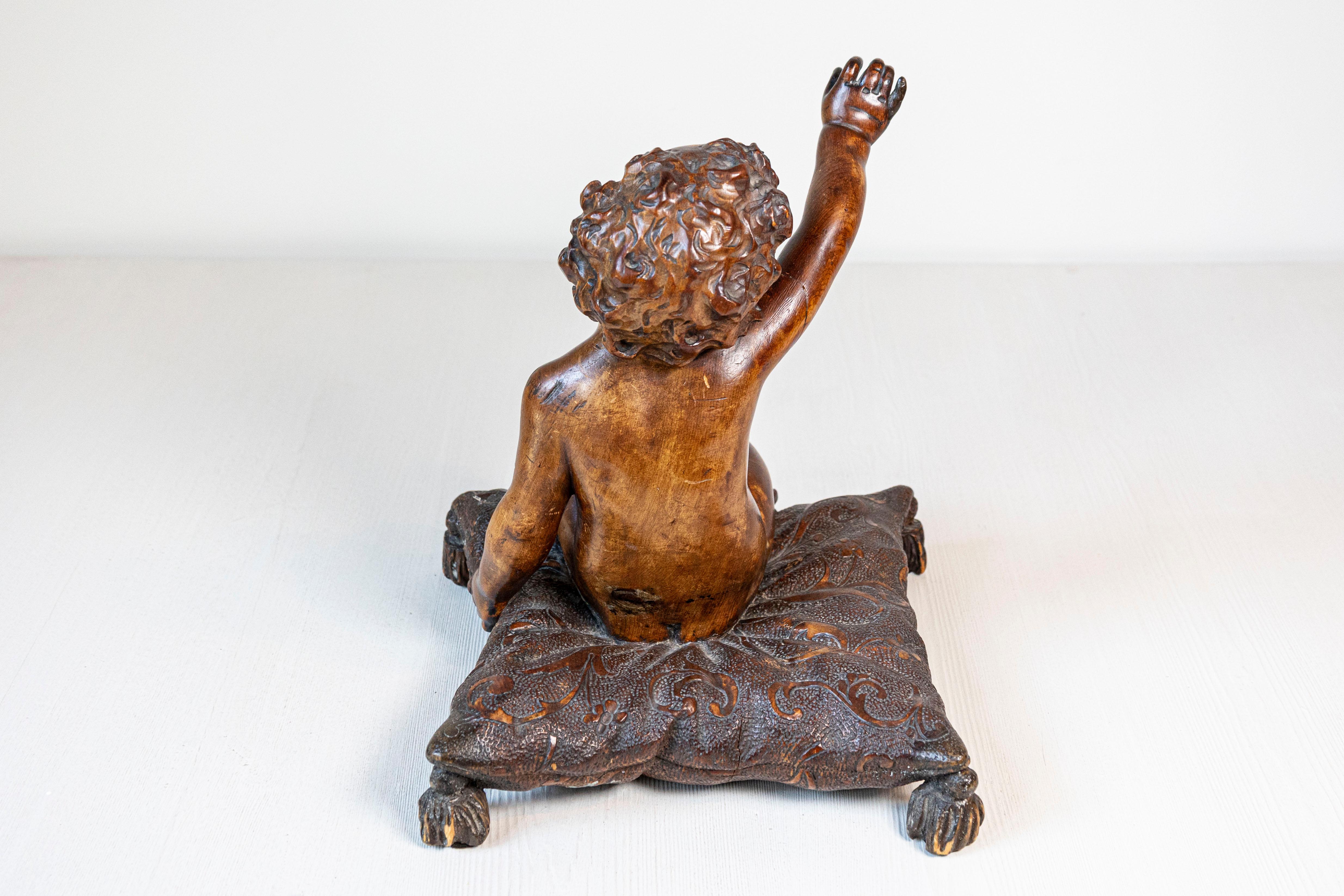 Francese Scultura in legno di noce in stile barocco francese del 1780 raffigurante un putto seduto su un cuscino in vendita