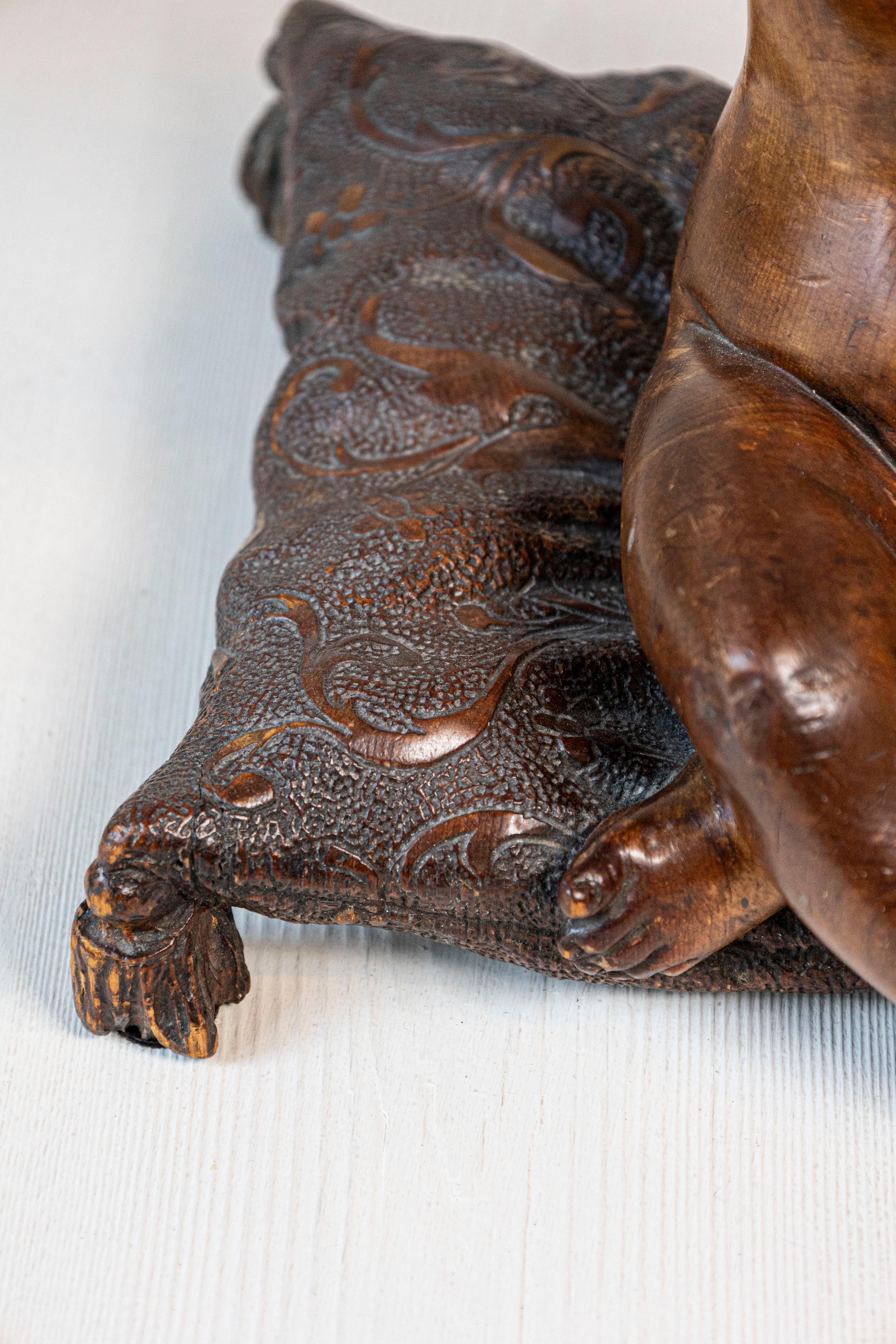 Scultura in legno di noce in stile barocco francese del 1780 raffigurante un putto seduto su un cuscino In condizioni buone in vendita a Atlanta, GA