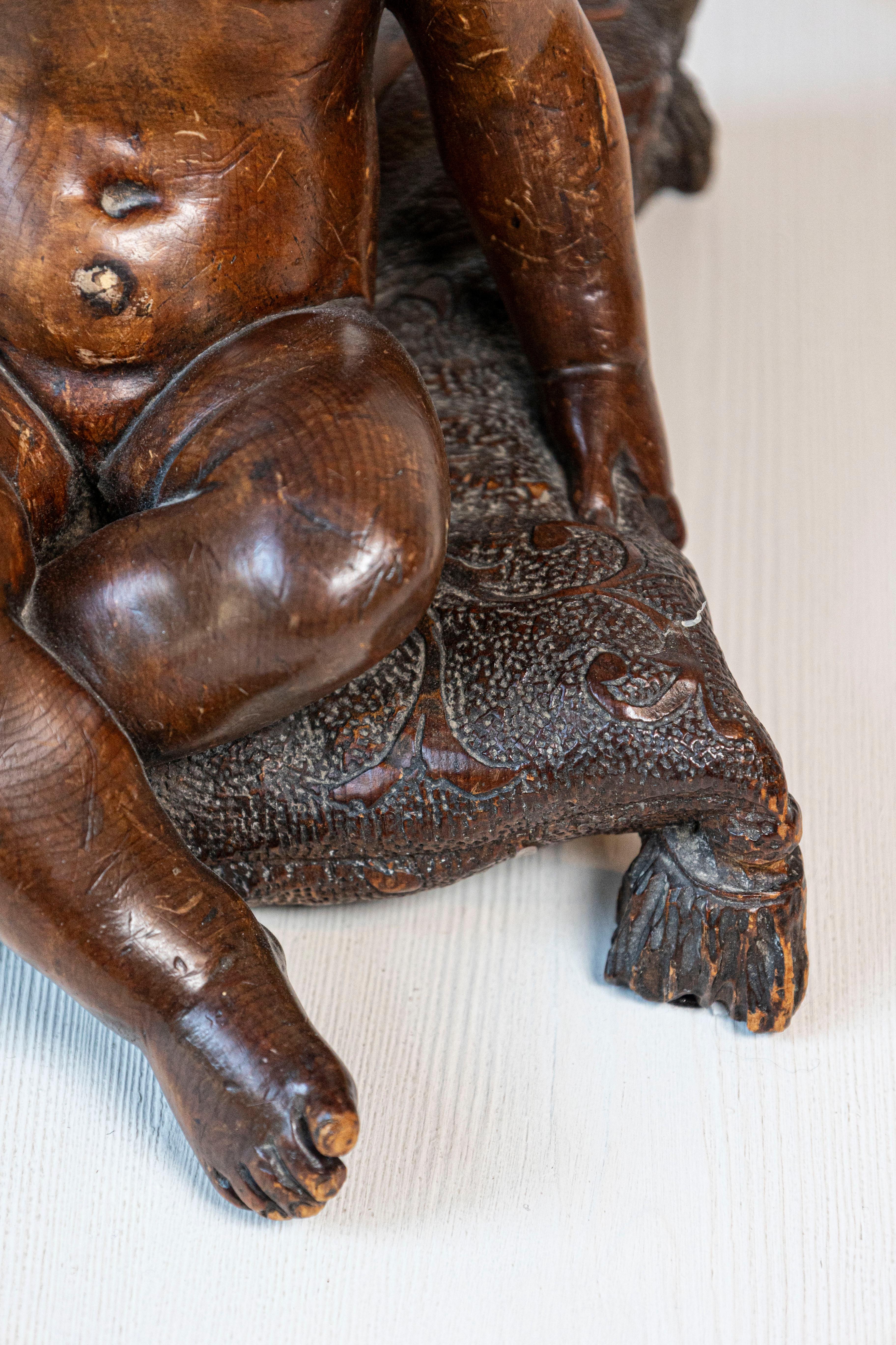 XVIII secolo Scultura in legno di noce in stile barocco francese del 1780 raffigurante un putto seduto su un cuscino in vendita