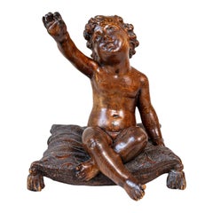 Französische Barockskulptur aus Nussbaumholz aus den 1780er Jahren mit einem auf einem Kissen sitzenden Putto