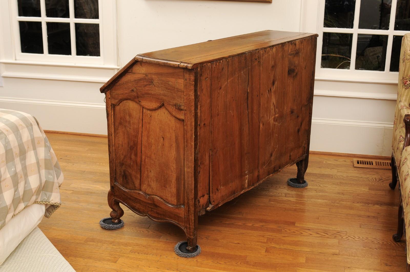 French 1780s Transition Period Walnut Slant Front Desk Commode with Drawers 10