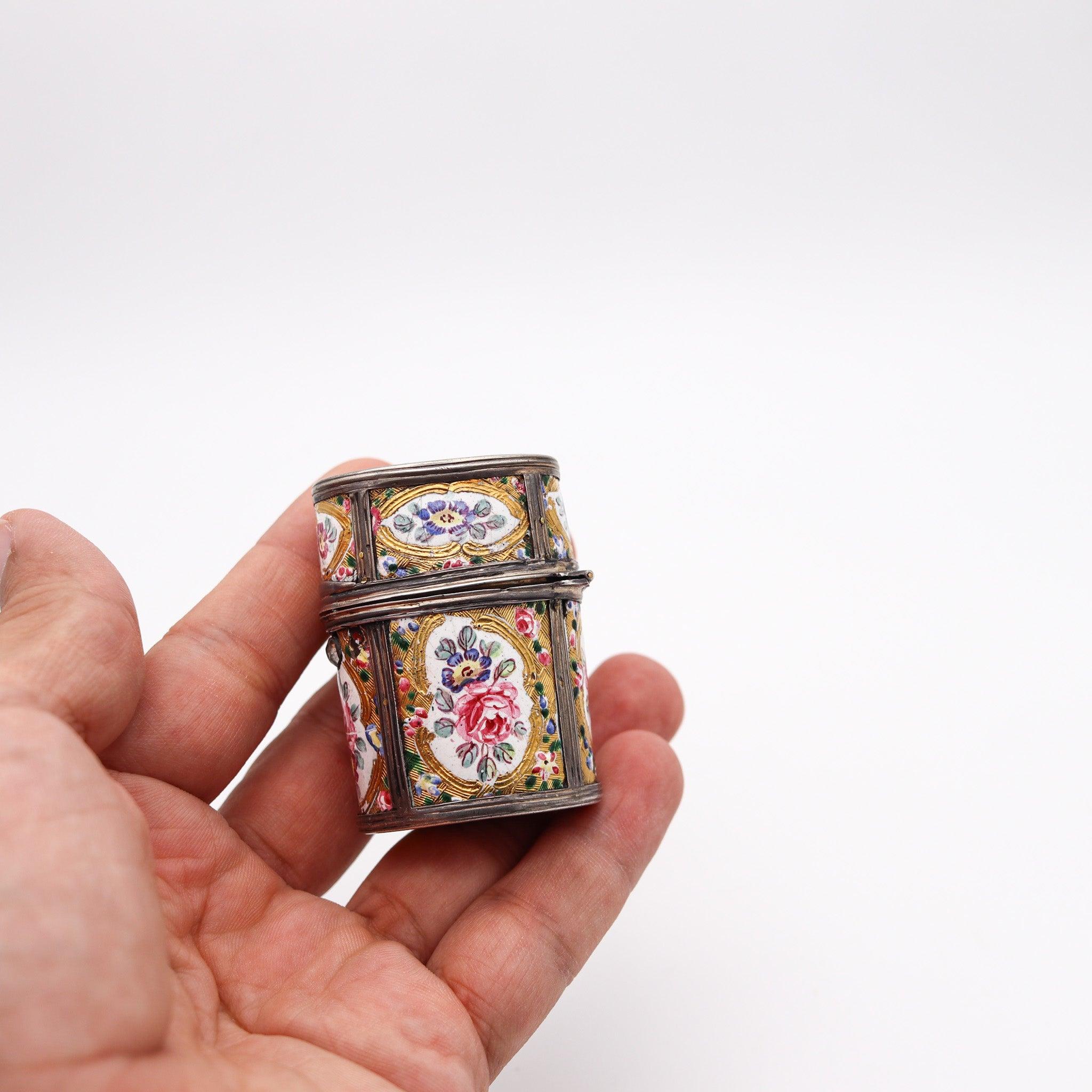 Perfumero esmaltado Luis XVI francés de 1790 en plata esterlina y dorado en venta 2