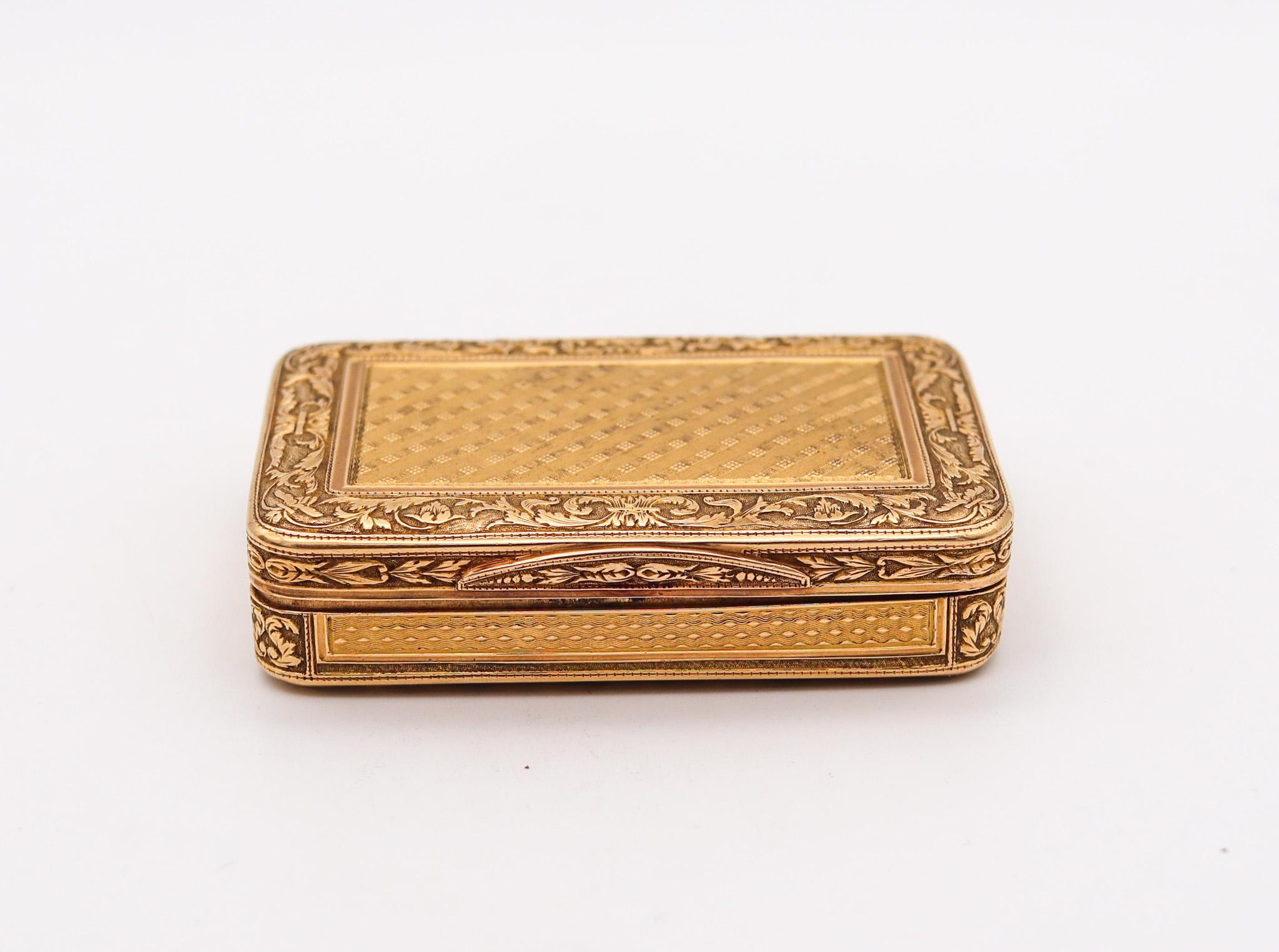 Französische Schnupftabakdose aus massivem Gold.

Außergewöhnliche rechteckige Schnupftabakdose, die im letzten Viertel des 18. Jahrhunderts, ca. 1790, in Paris während des Königreichs von Ludwig XVI. geschaffen wurde. Sie wurde sorgfältig im