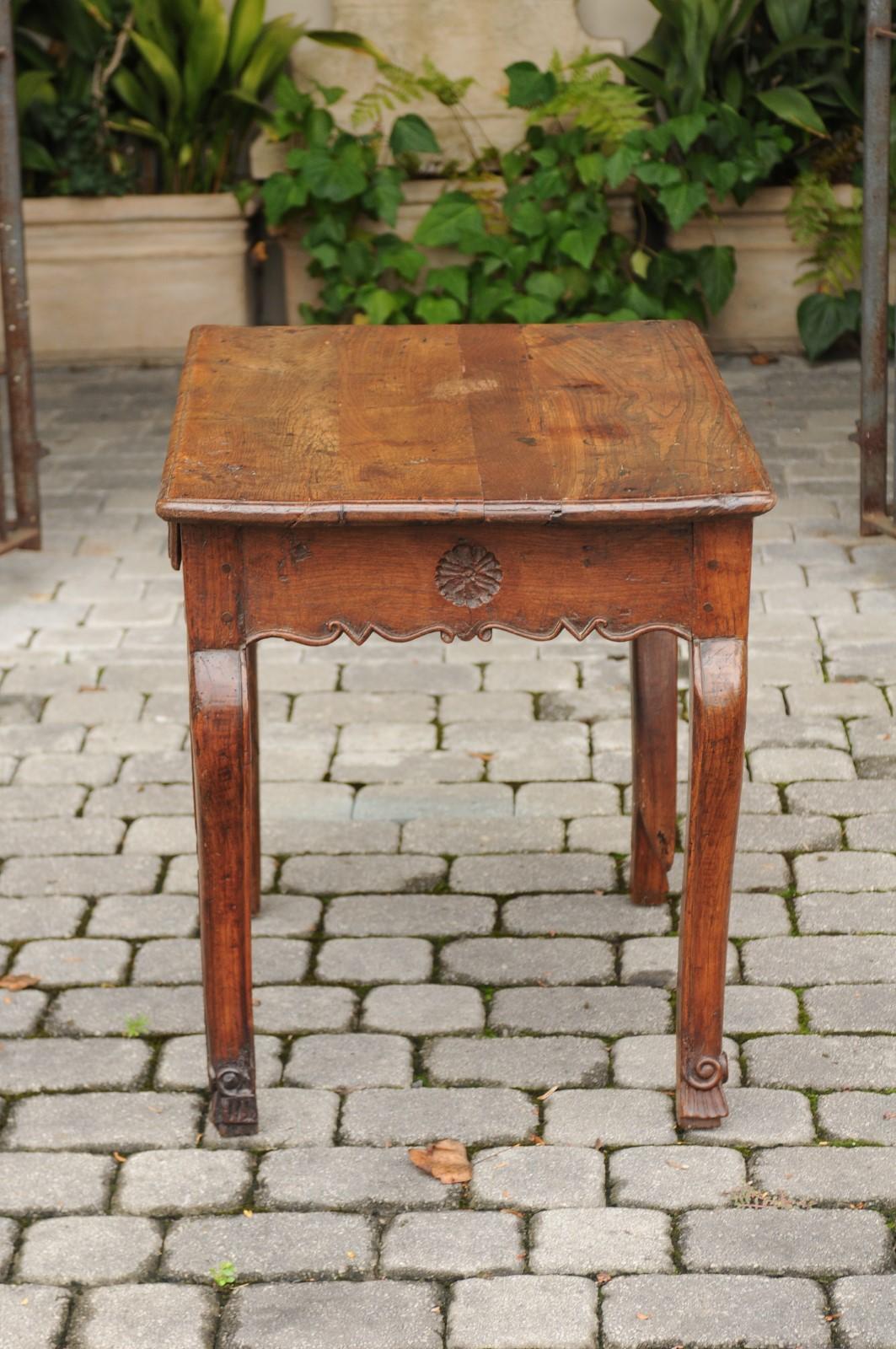 French 1790s Louis XV Chestnut Side Table with Single Drawer and Cabriole Legs 8