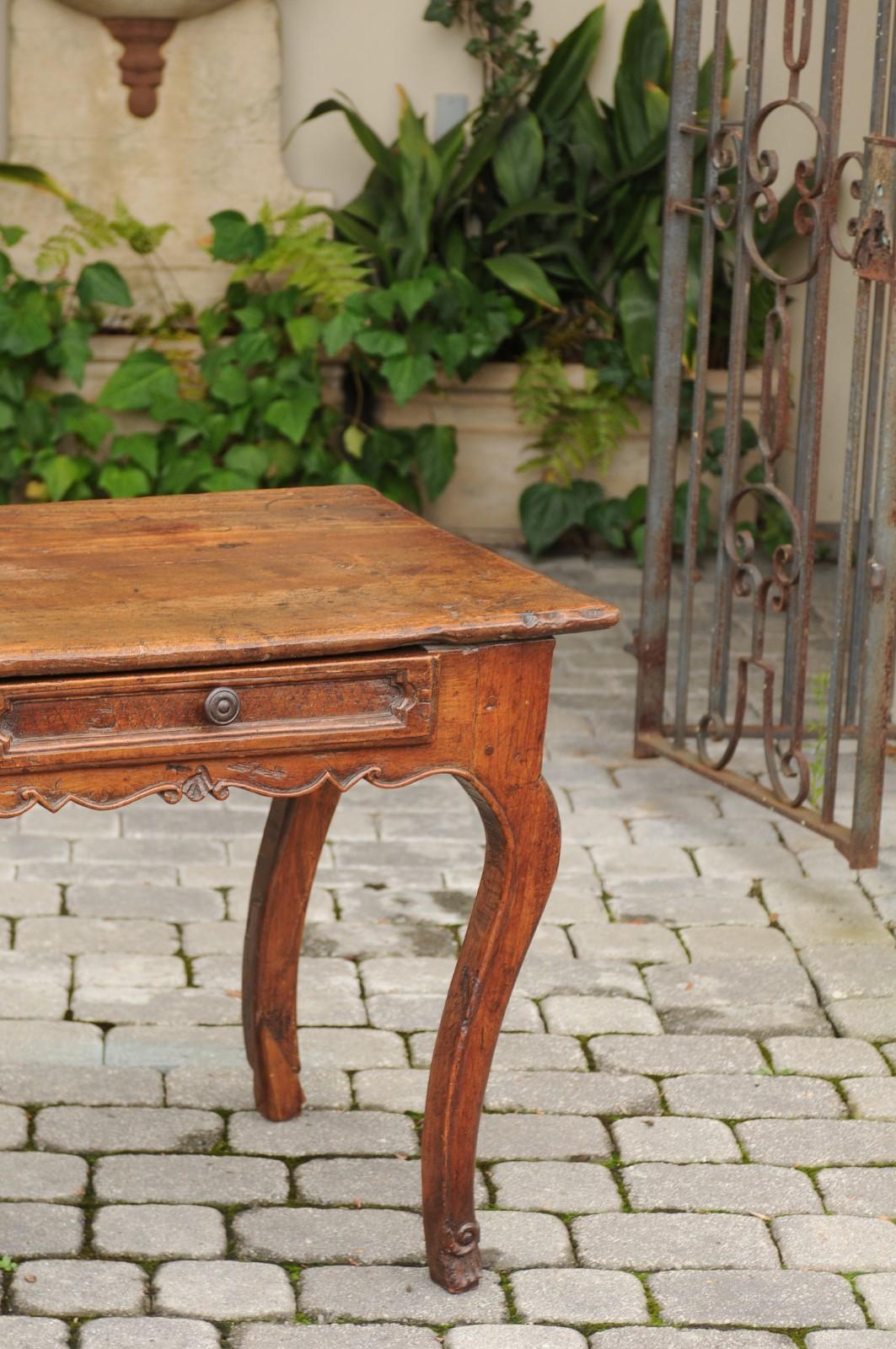 French 1790s Louis XV Chestnut Side Table with Single Drawer and Cabriole Legs 1
