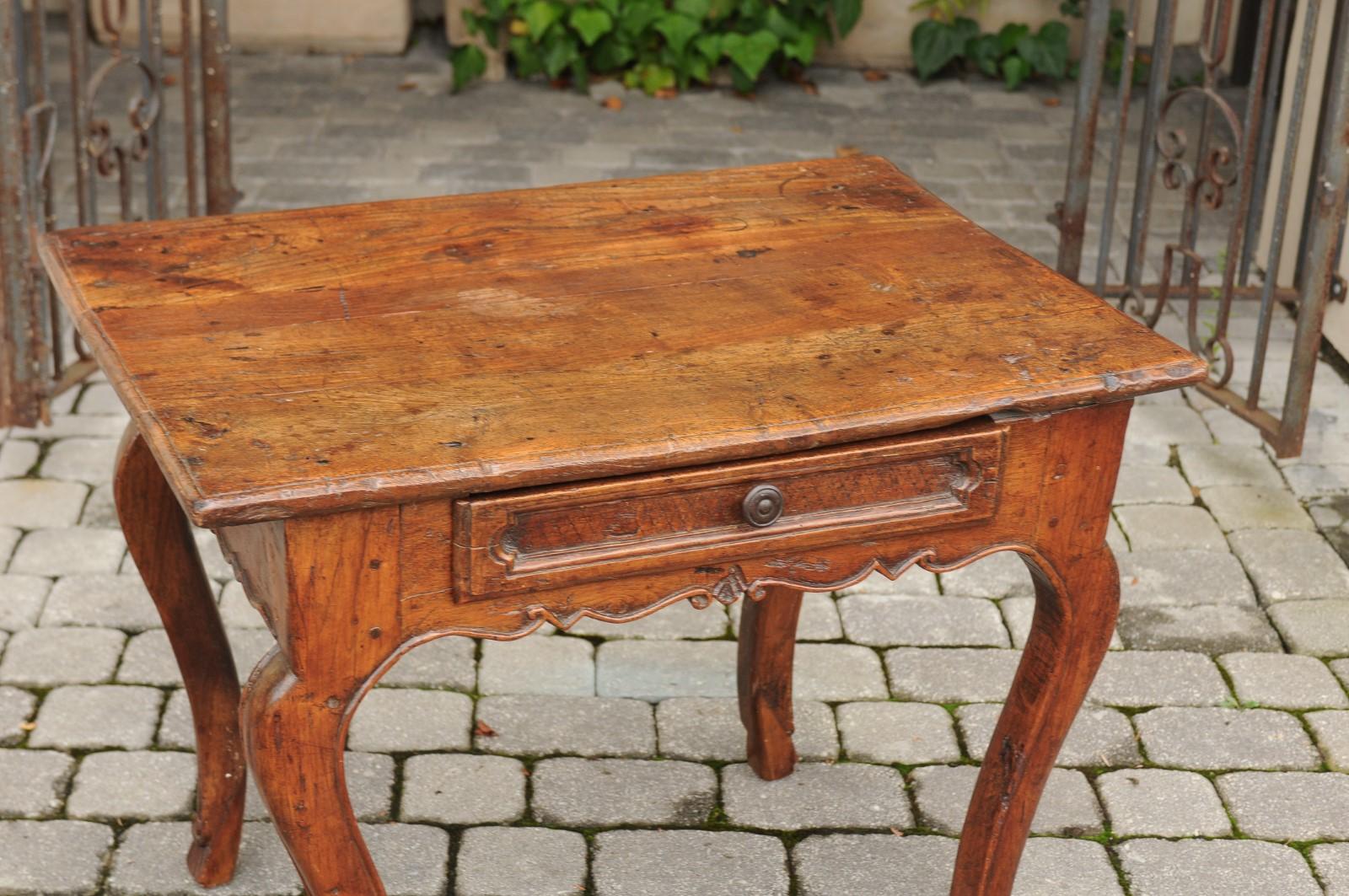 French 1790s Louis XV Chestnut Side Table with Single Drawer and Cabriole Legs 2