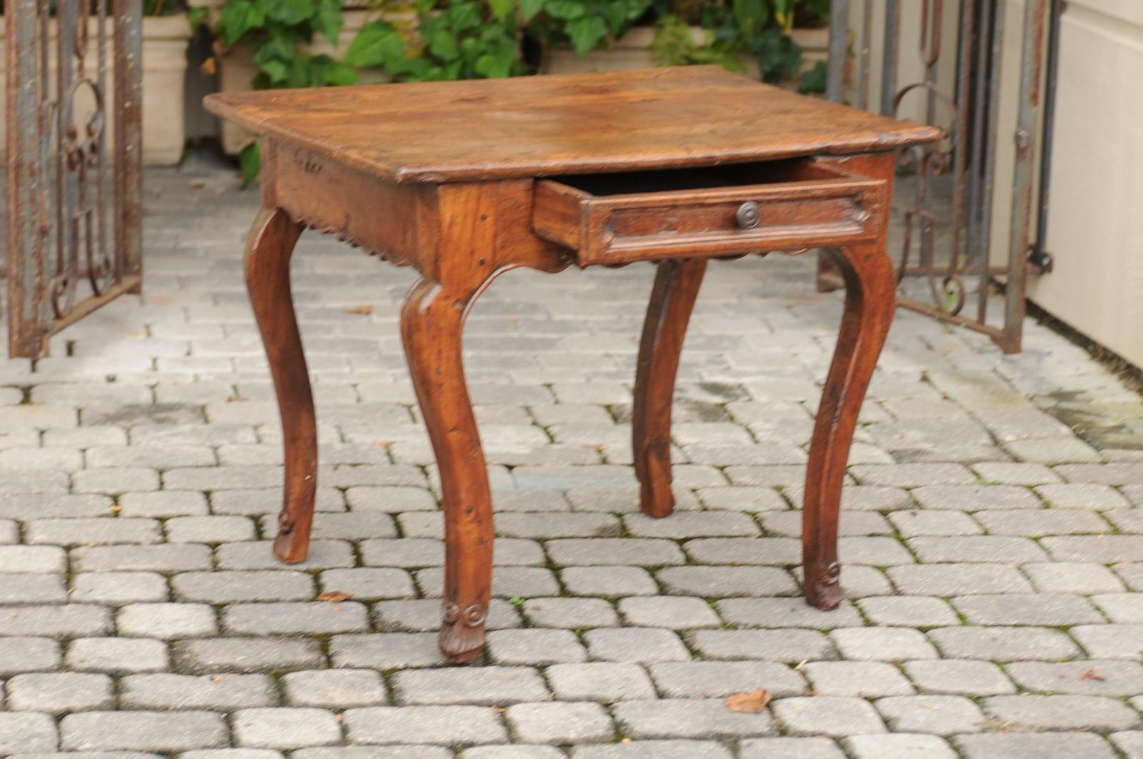 French 1790s Louis XV Chestnut Side Table with Single Drawer and Cabriole Legs 3