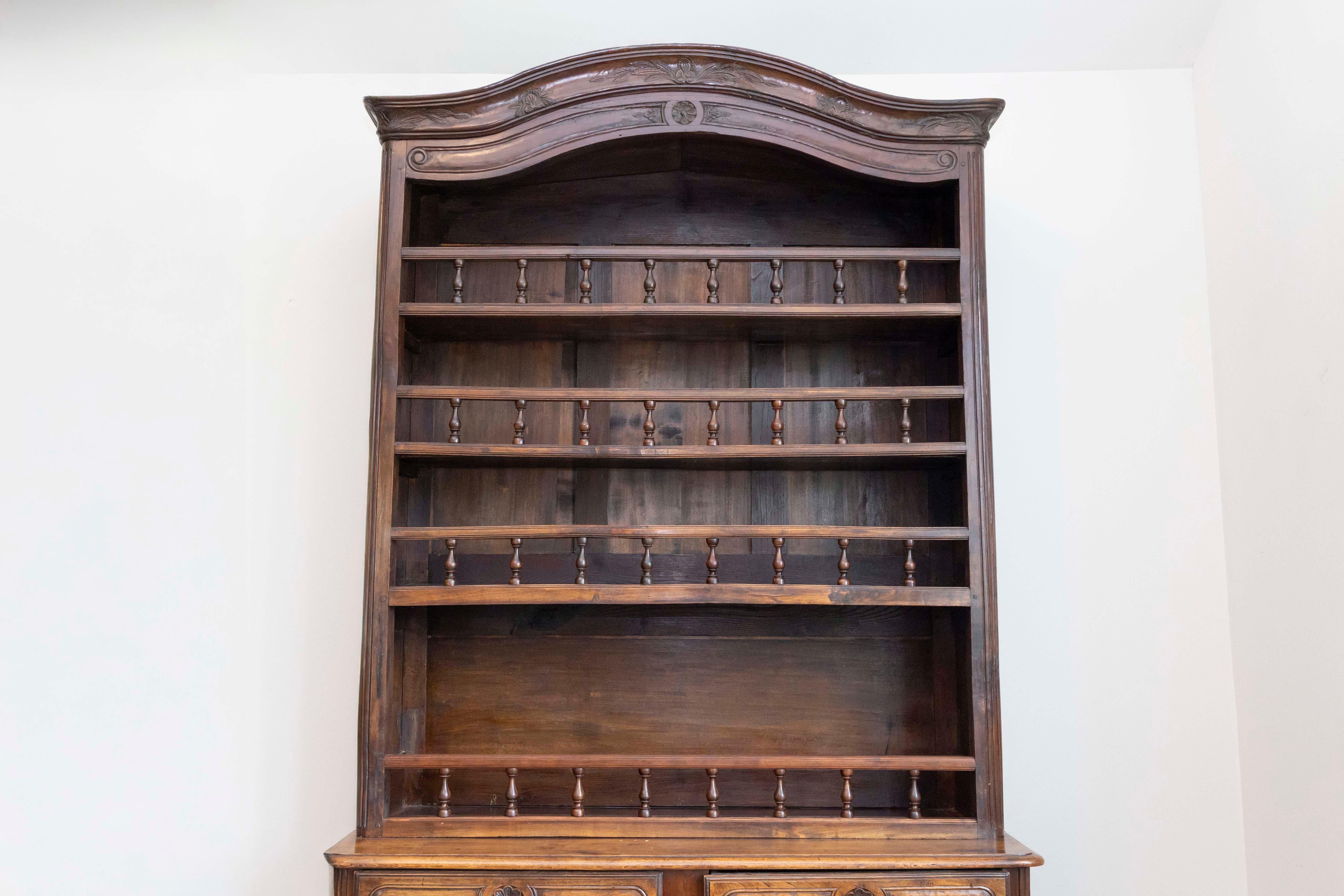 Vaisselier francese del 1790 in stile Luigi XV in ciliegio con ripiani ornati da balaustre In condizioni buone in vendita a Atlanta, GA
