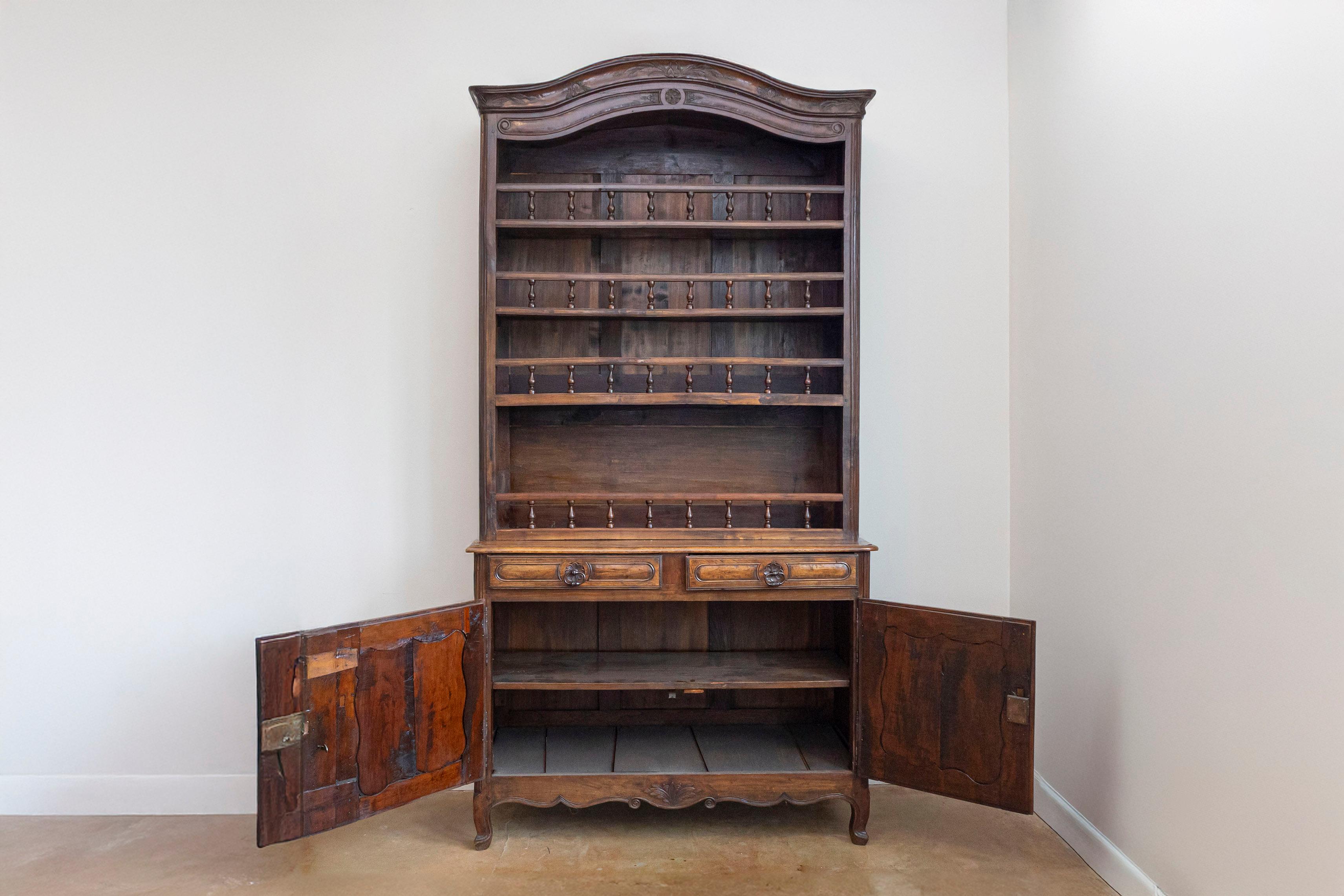 XVIII secolo Vaisselier francese del 1790 in stile Luigi XV in ciliegio con ripiani ornati da balaustre in vendita