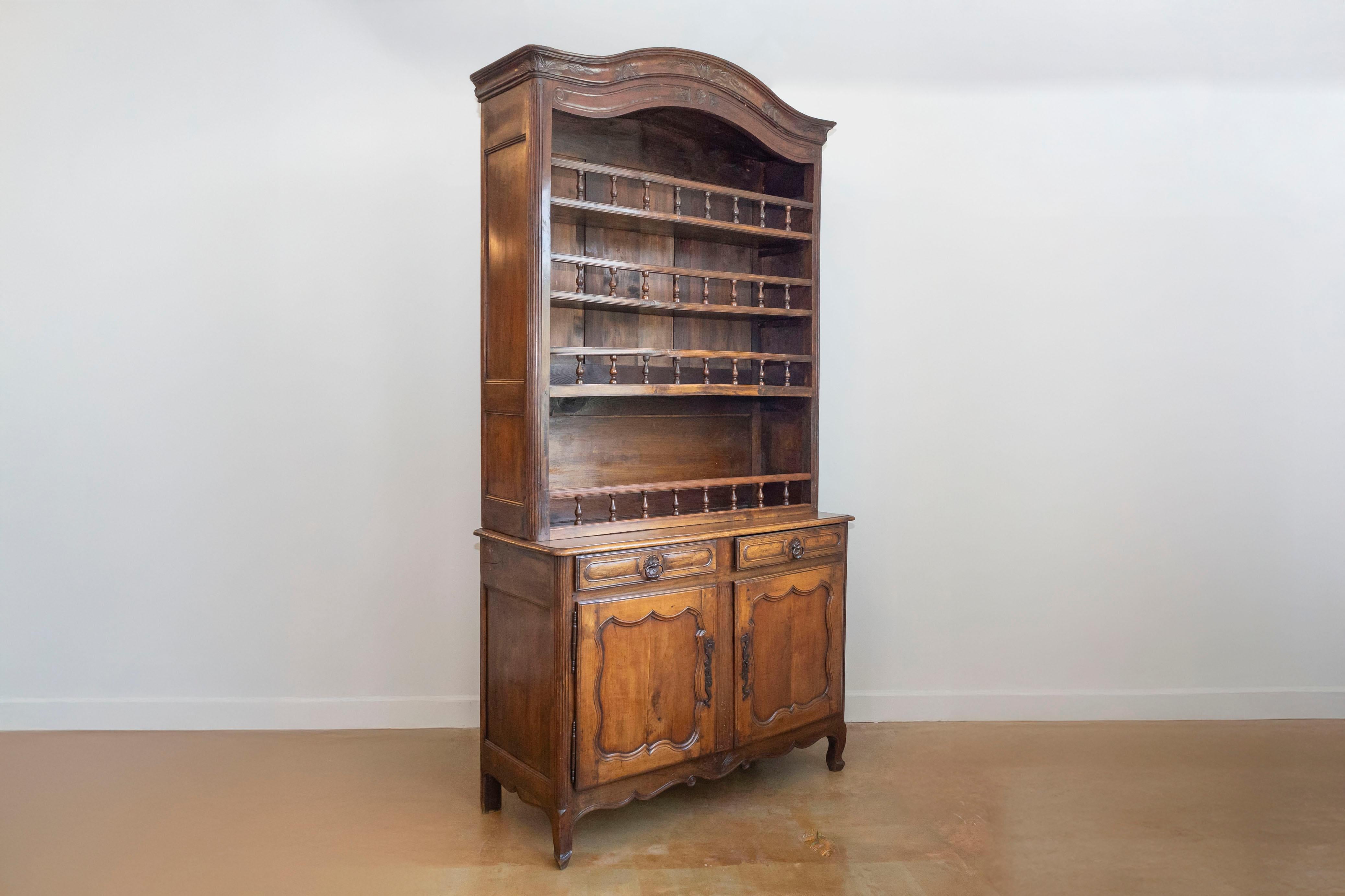 Legno Vaisselier francese del 1790 in stile Luigi XV in ciliegio con ripiani ornati da balaustre in vendita