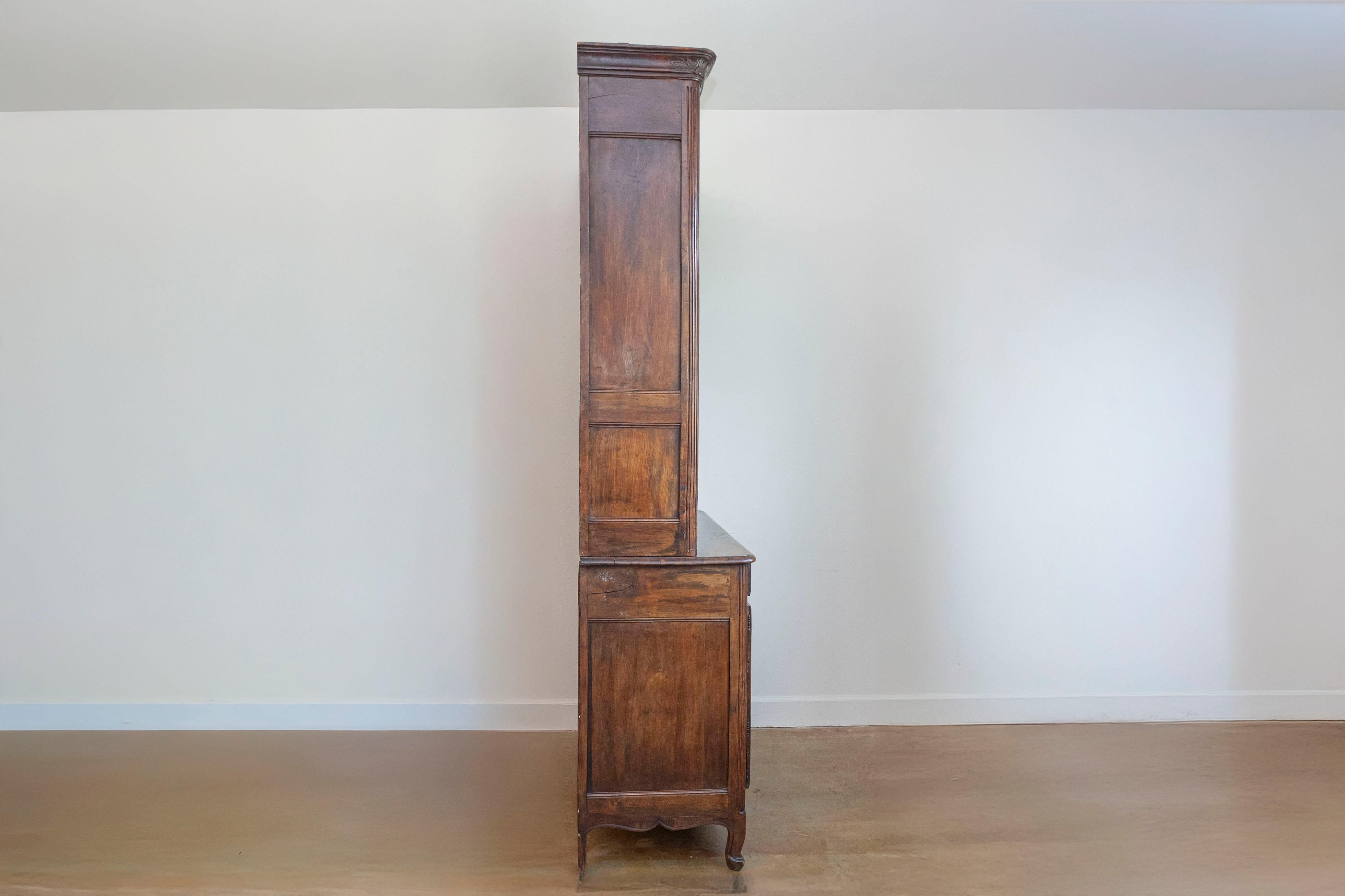 Vaisselier francese del 1790 in stile Luigi XV in ciliegio con ripiani ornati da balaustre in vendita 1