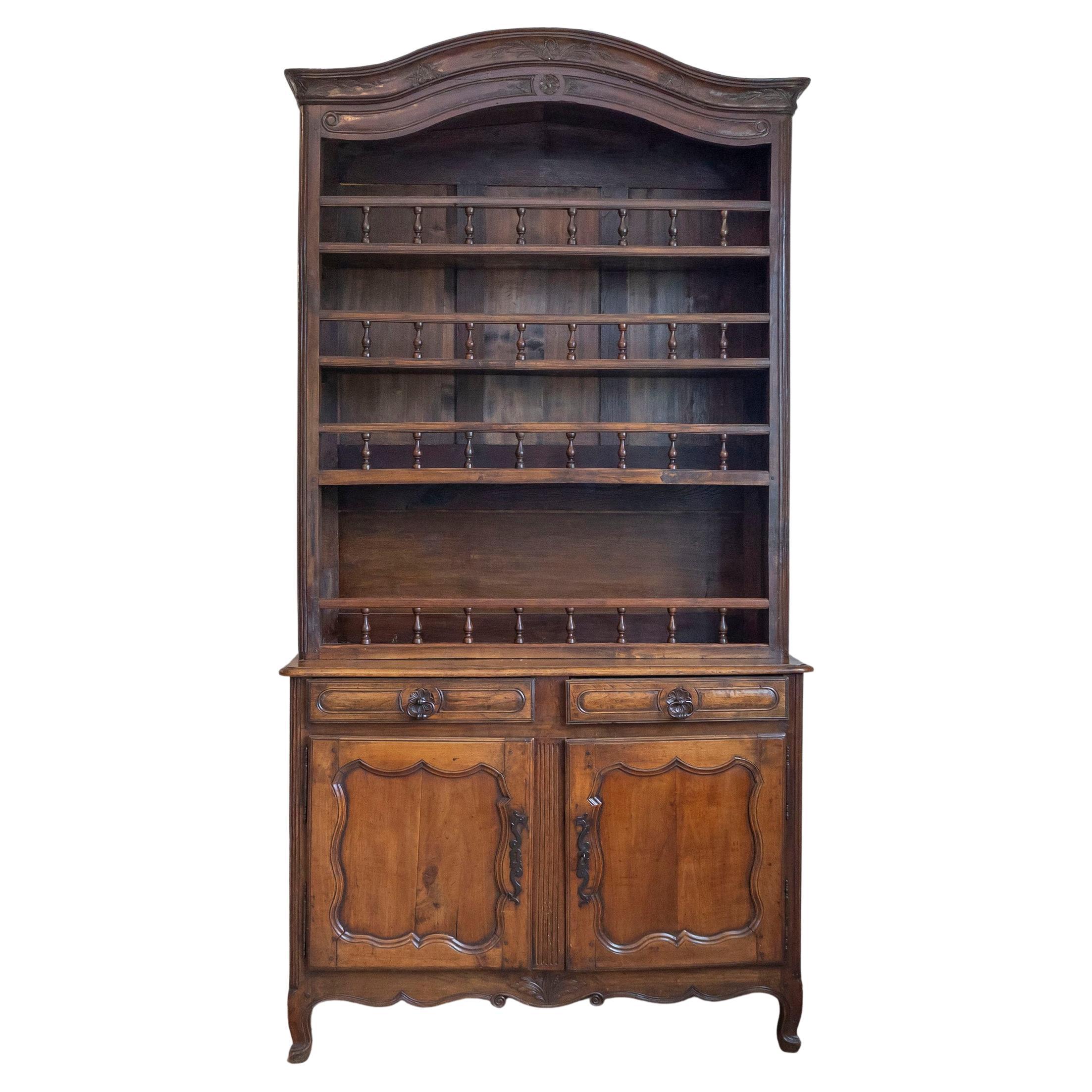 Vaisselier francese del 1790 in stile Luigi XV in ciliegio con ripiani ornati da balaustre