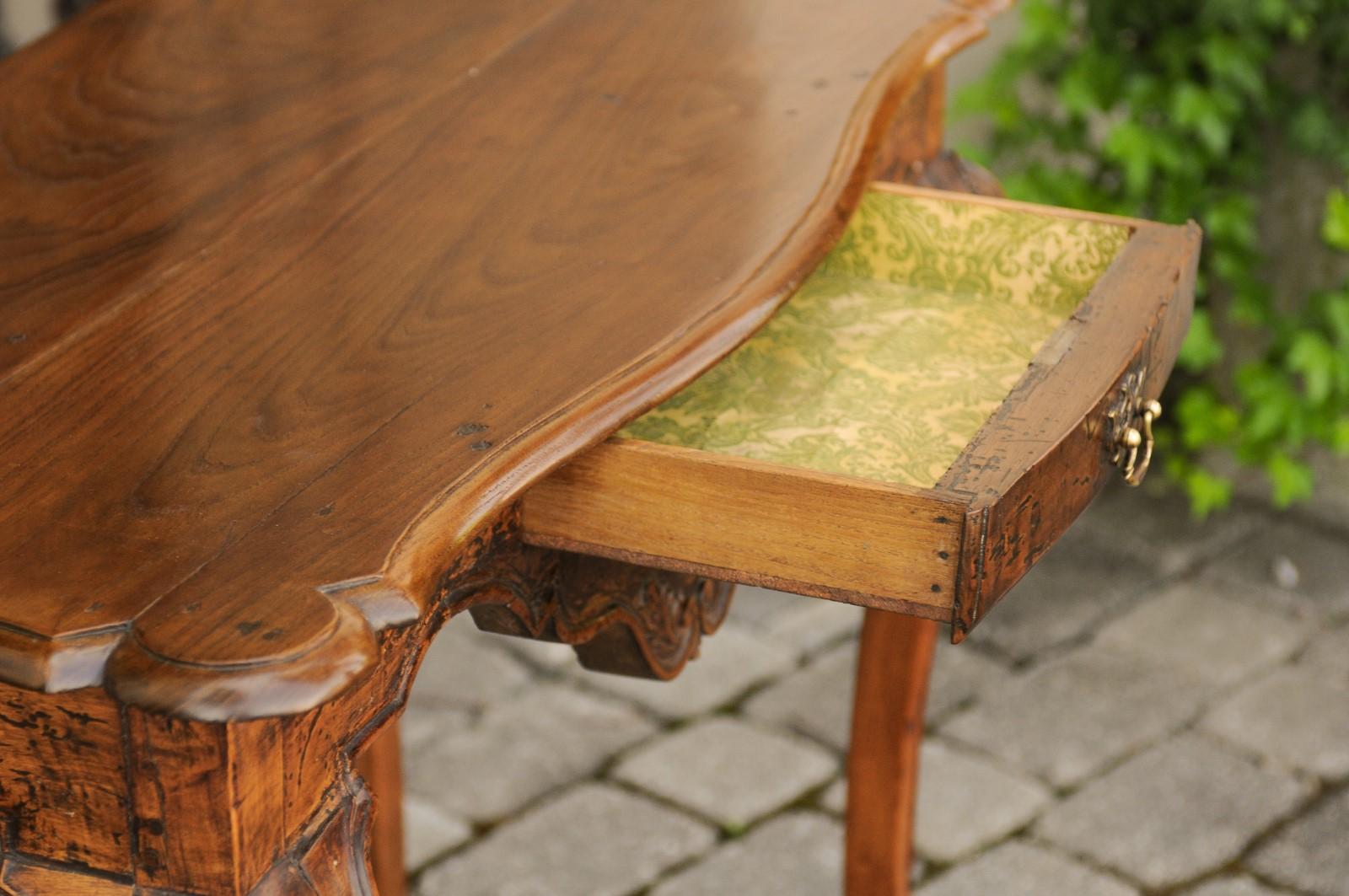 French 1790s Louis XV Style Walnut and Elm Writing Table with Single Drawer For Sale 1