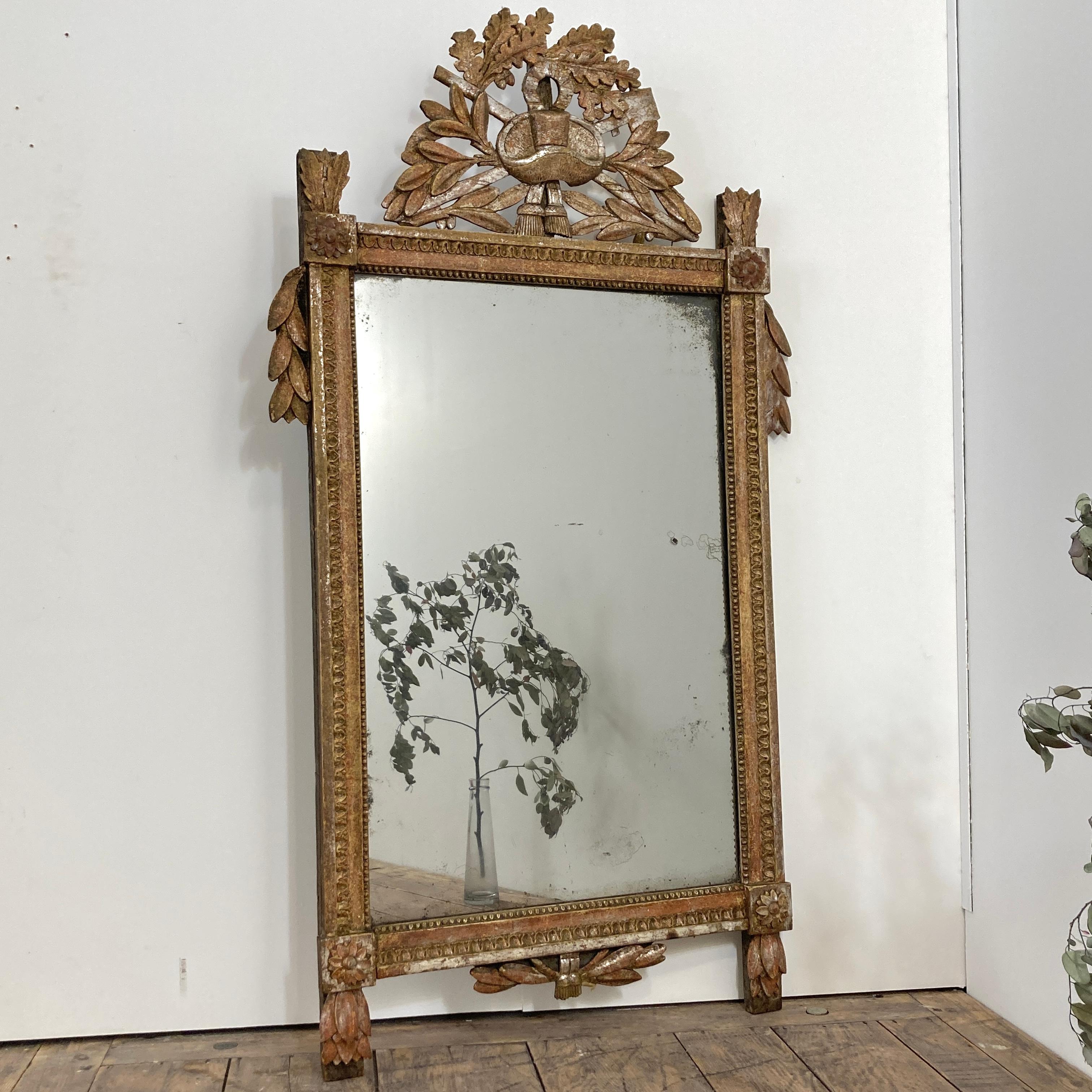 French 1790s Louis XVI Giltwood Wall Mirror with Carved Gardening Crest For Sale 6
