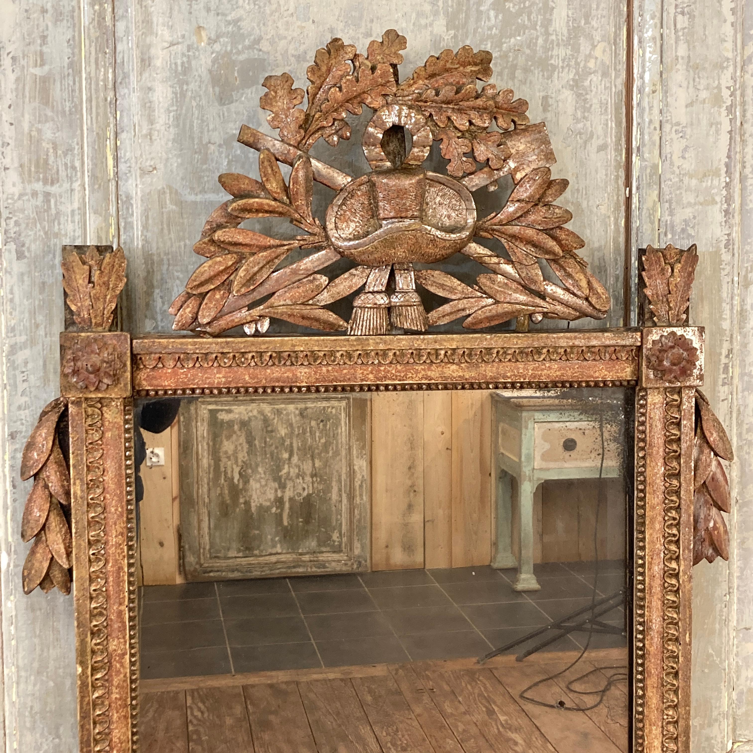 French 1790s Louis XVI Giltwood Wall Mirror with Carved Gardening Crest In Good Condition For Sale In Atlanta, GA