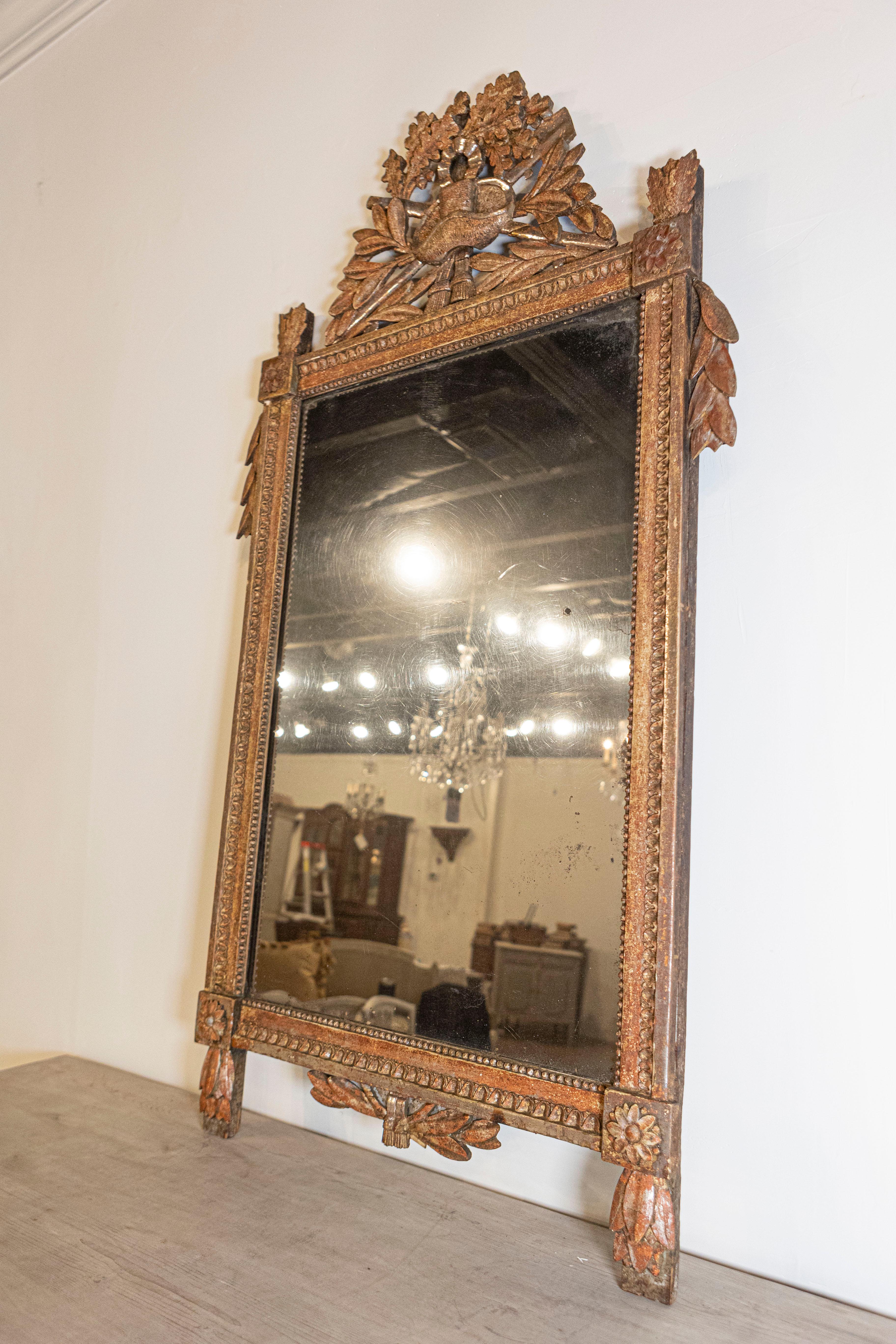 French 1790s Louis XVI Giltwood Wall Mirror with Carved Gardening Crest In Good Condition For Sale In Atlanta, GA