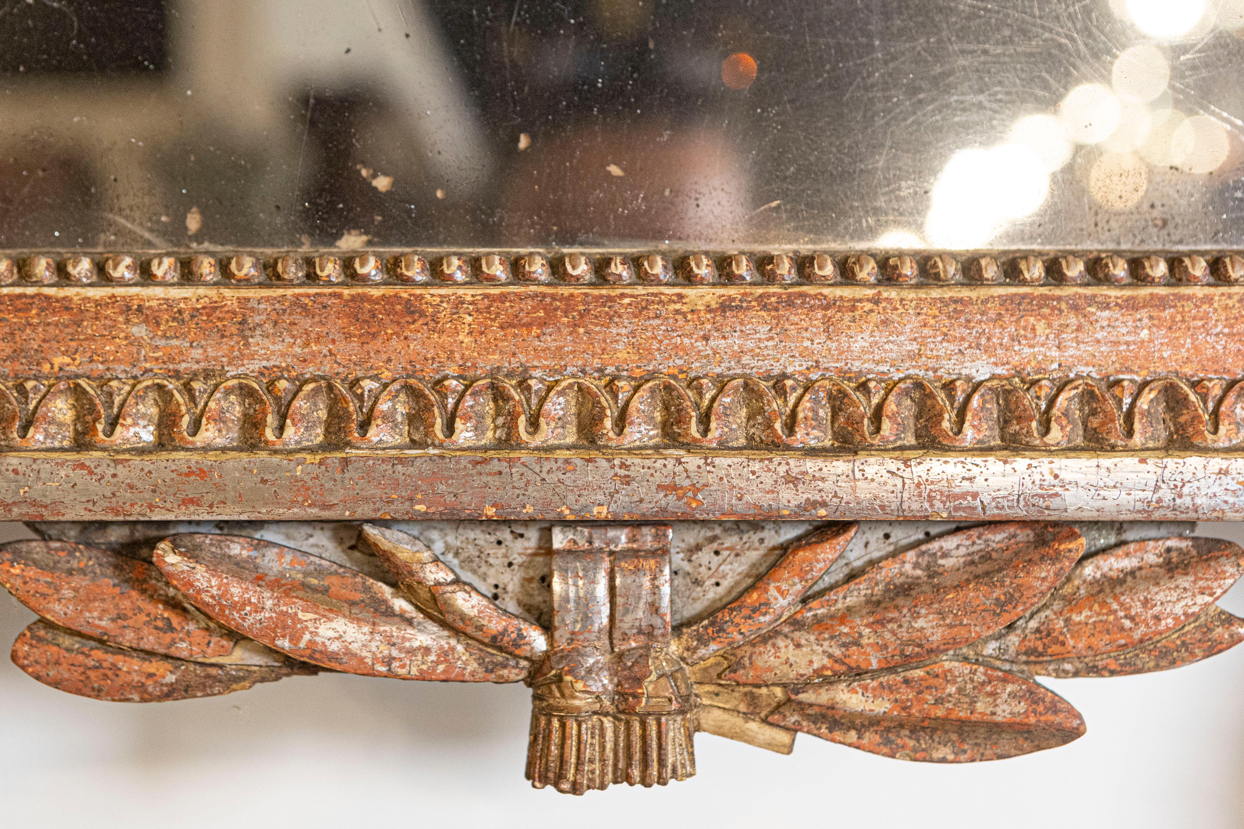 Espejo de pared francés de madera dorada Luis XVI de la década de 1790 con escudo de jardinería tallado en Bueno estado para la venta en Atlanta, GA