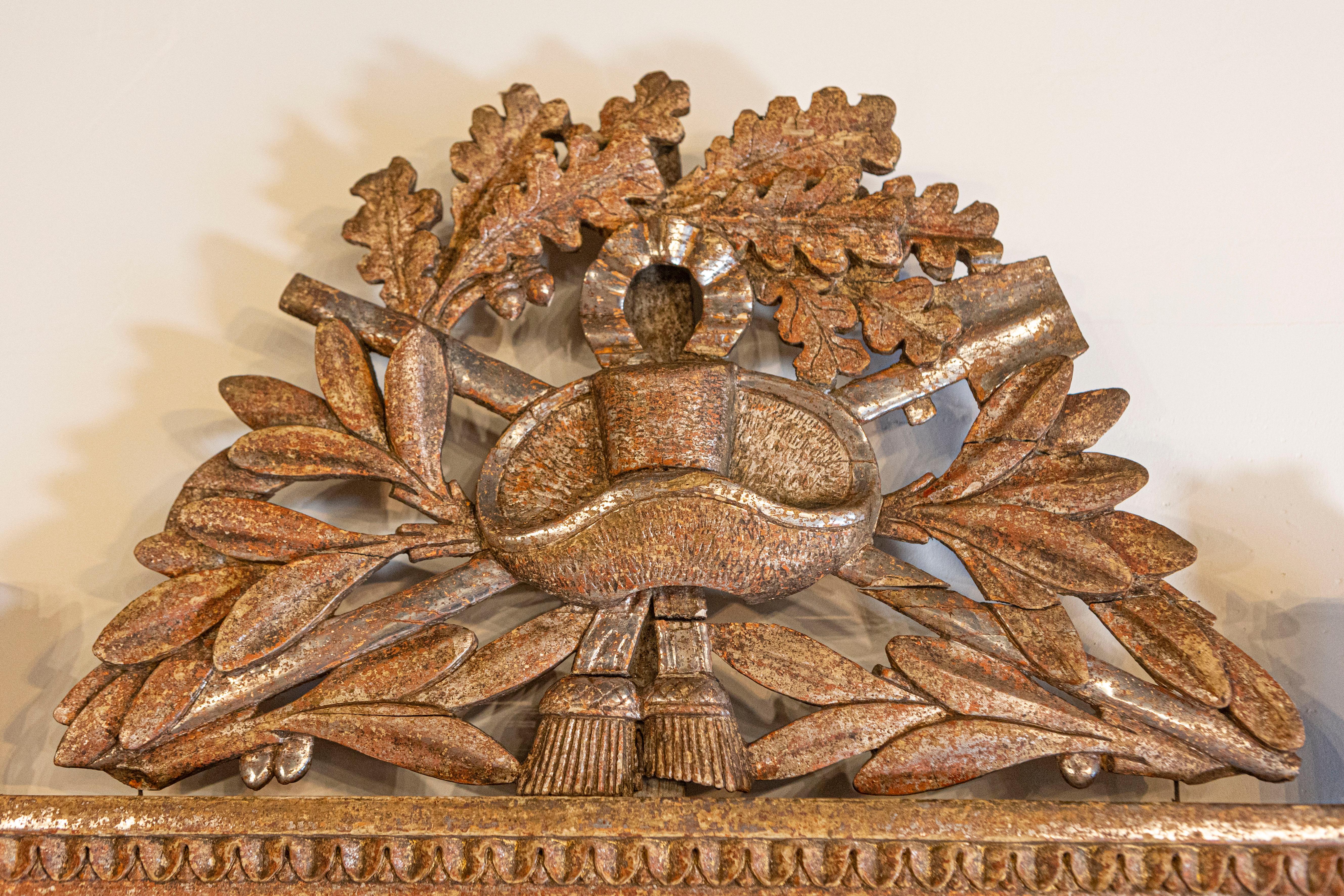 French 1790s Louis XVI Giltwood Wall Mirror with Carved Gardening Crest For Sale 3