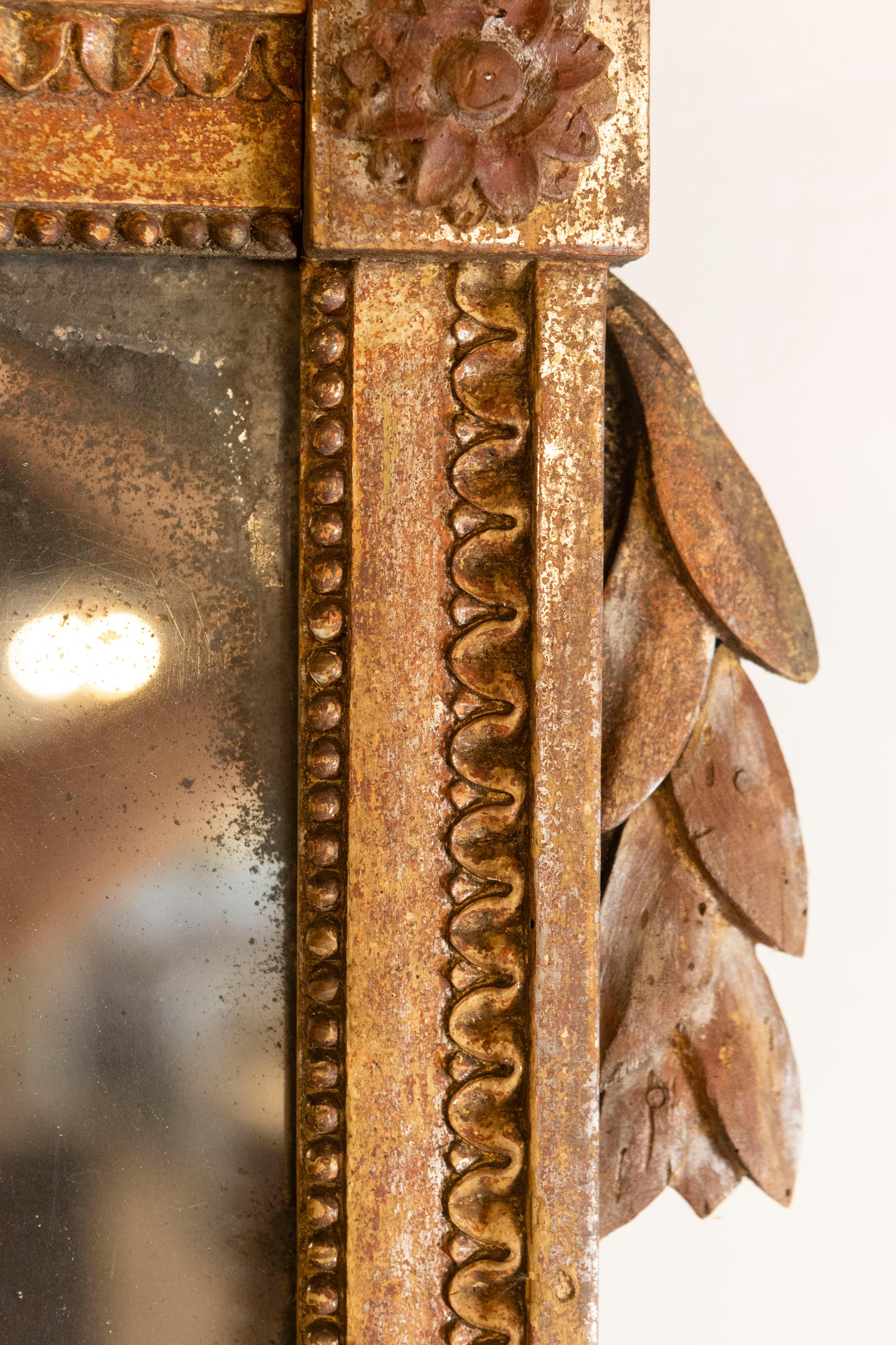 French 1790s Louis XVI Giltwood Wall Mirror with Carved Gardening Crest For Sale 4