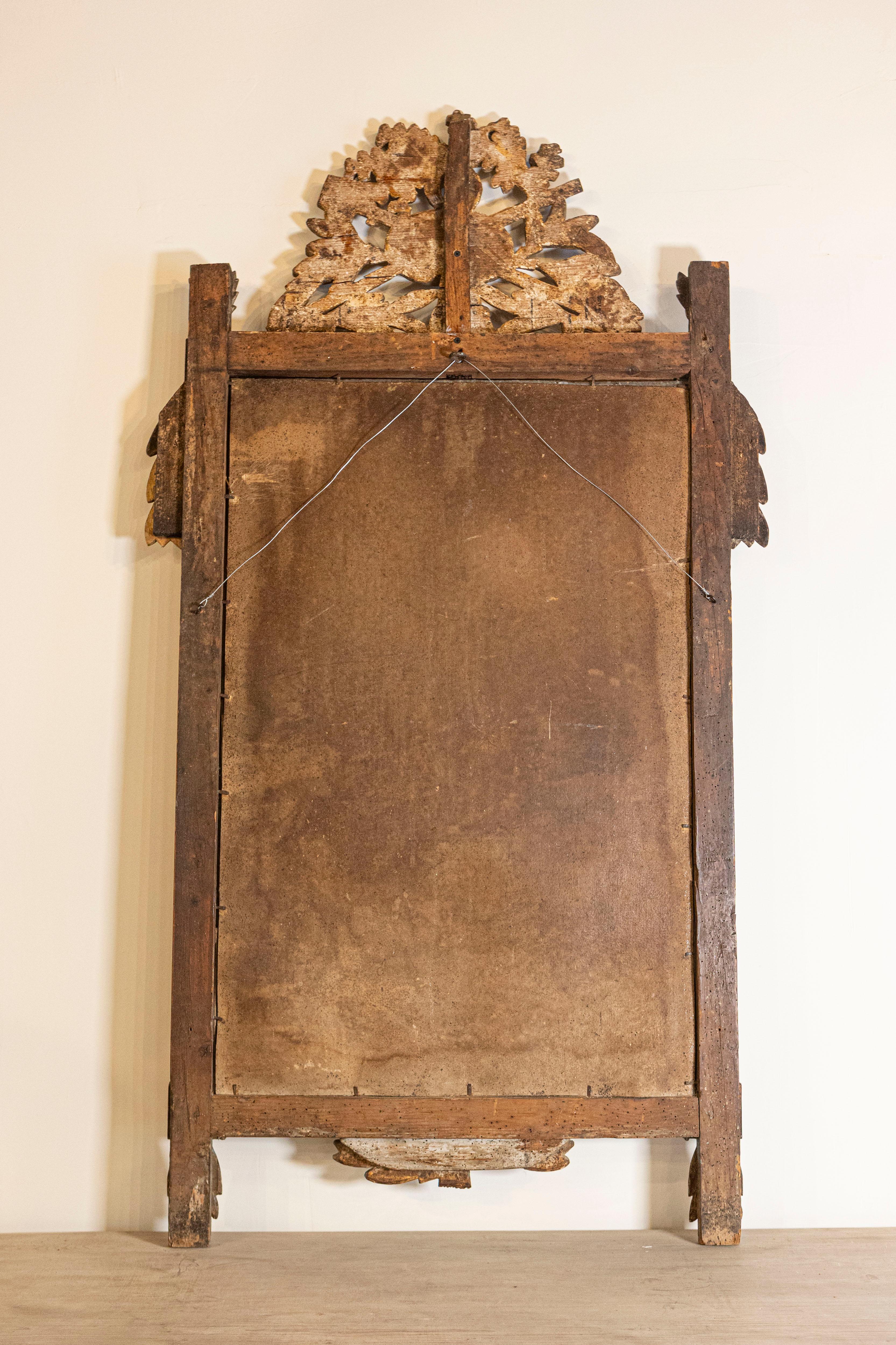 French 1790s Louis XVI Giltwood Wall Mirror with Carved Gardening Crest For Sale 5