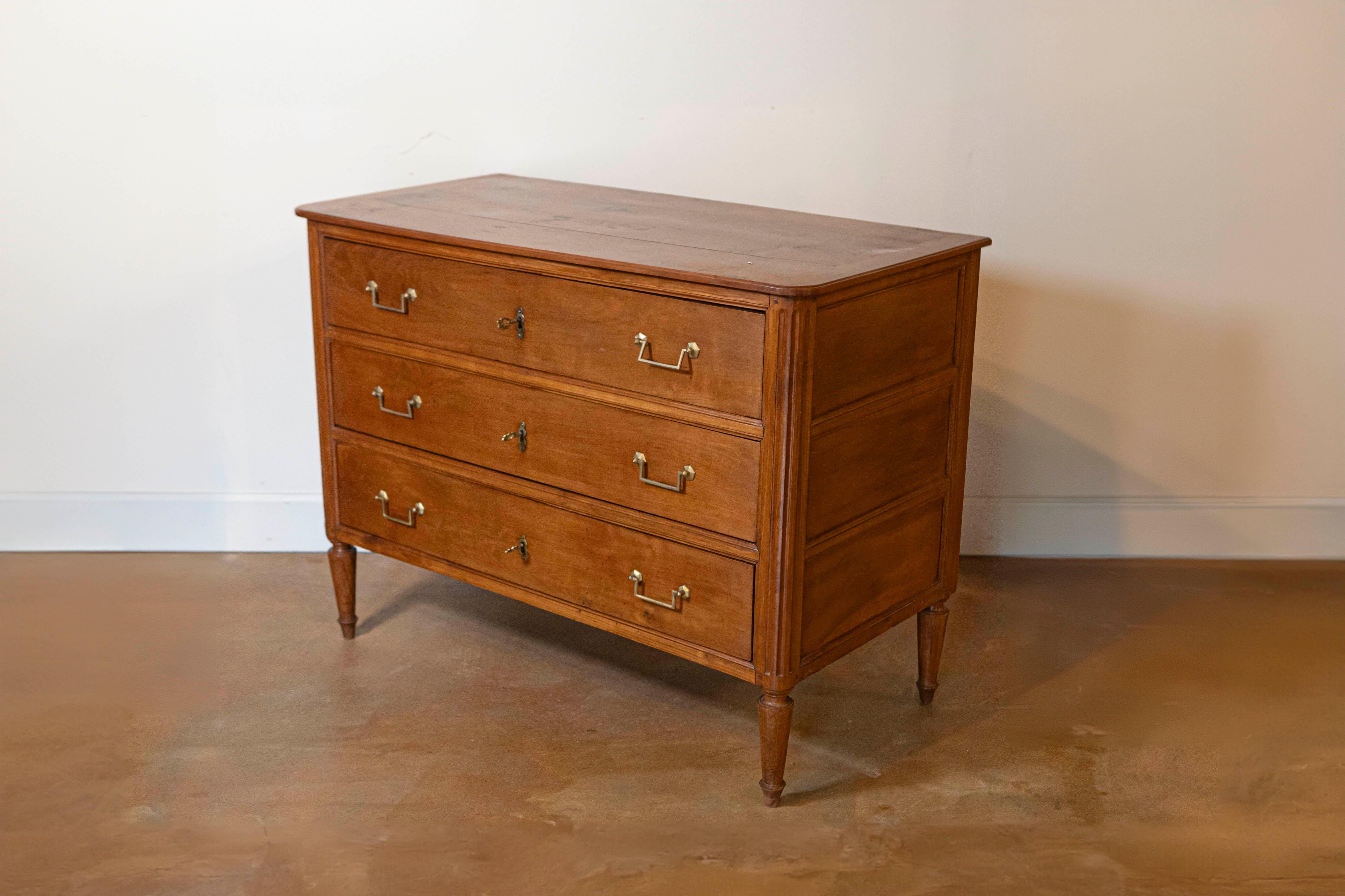 French 1790s Louis XVI Period Cherry Three-Drawer Commode with Fluted Side Posts In Good Condition For Sale In Atlanta, GA
