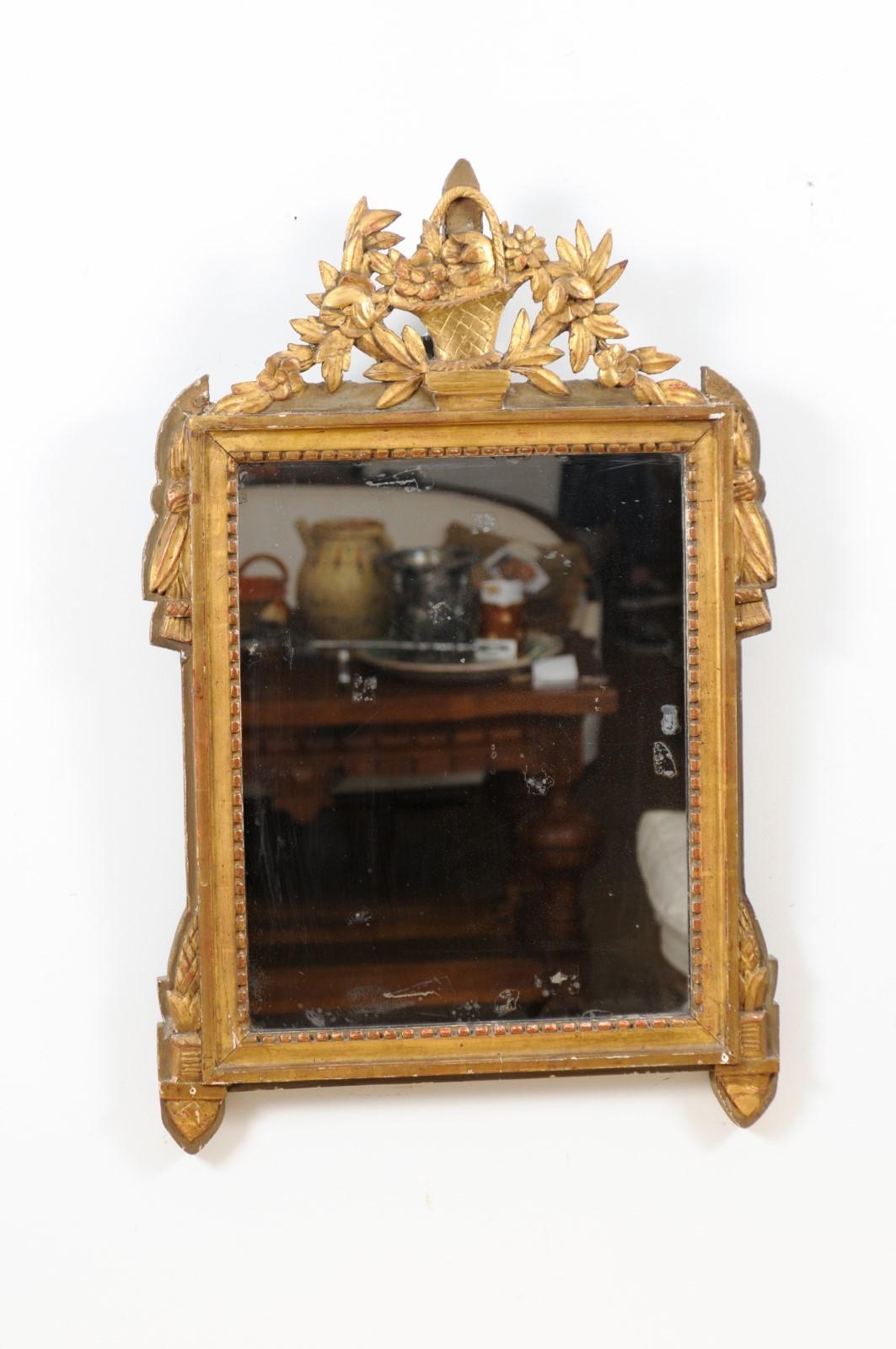 French 1790s Louis XVI Period Giltwood Mirror with Carved Flowers and Basket In Good Condition In Atlanta, GA