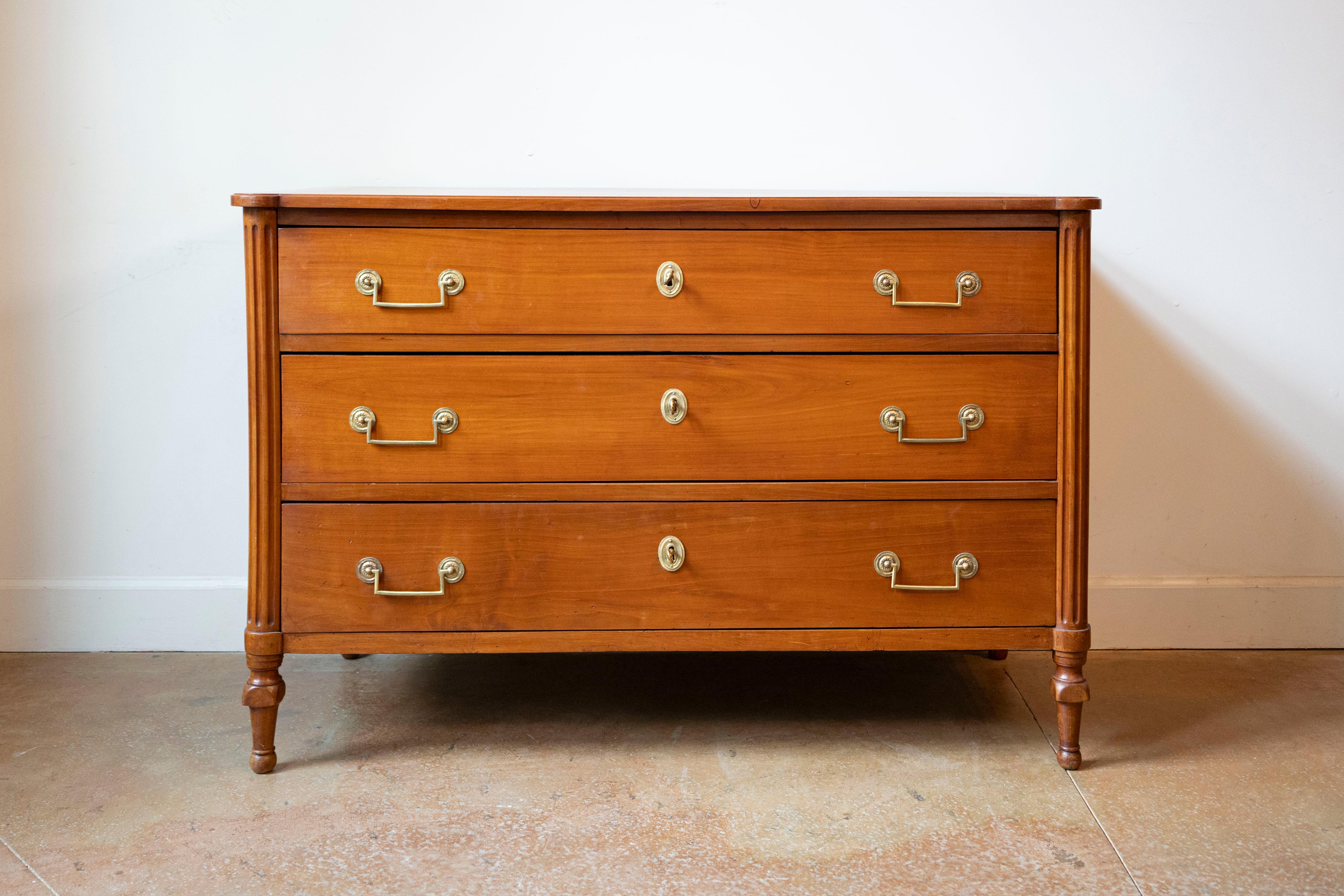 Français Commode française d'époque Louis XVI des années 1790 à trois tiroirs en cerisier avec quincaillerie en laiton en vente