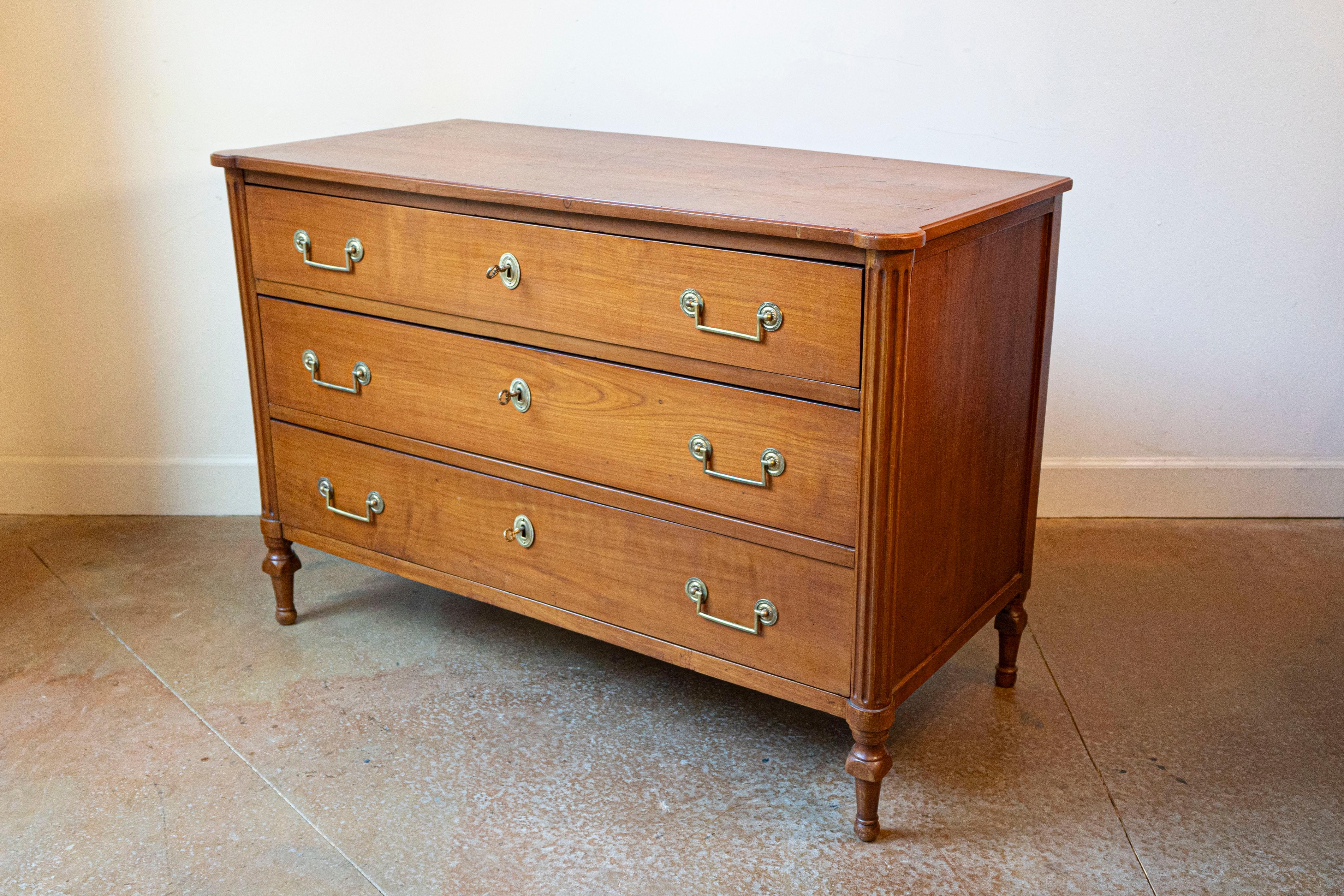Commode française d'époque Louis XVI des années 1790 à trois tiroirs en cerisier avec quincaillerie en laiton Bon état - En vente à Atlanta, GA