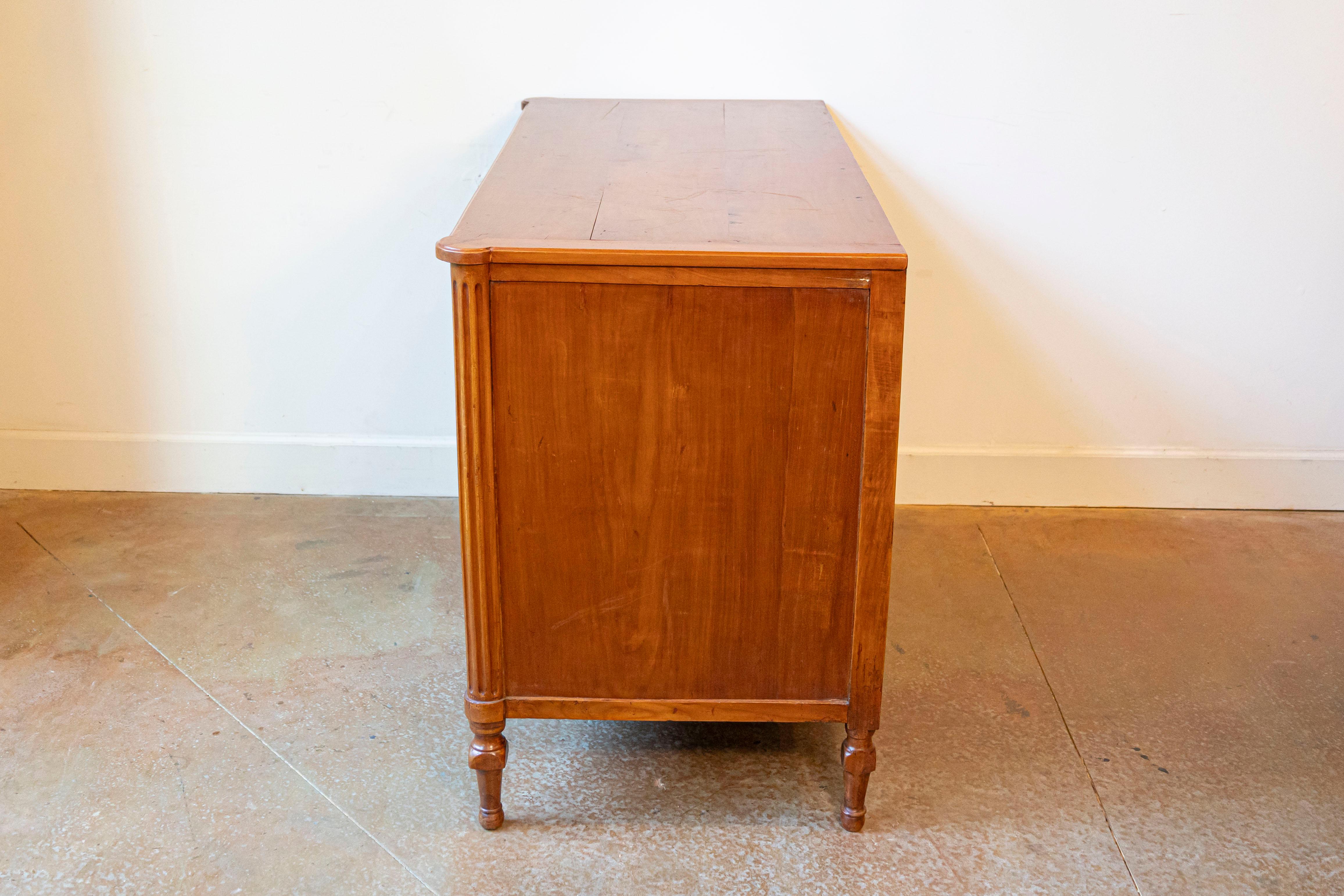 XVIIIe siècle Commode française d'époque Louis XVI des années 1790 à trois tiroirs en cerisier avec quincaillerie en laiton en vente