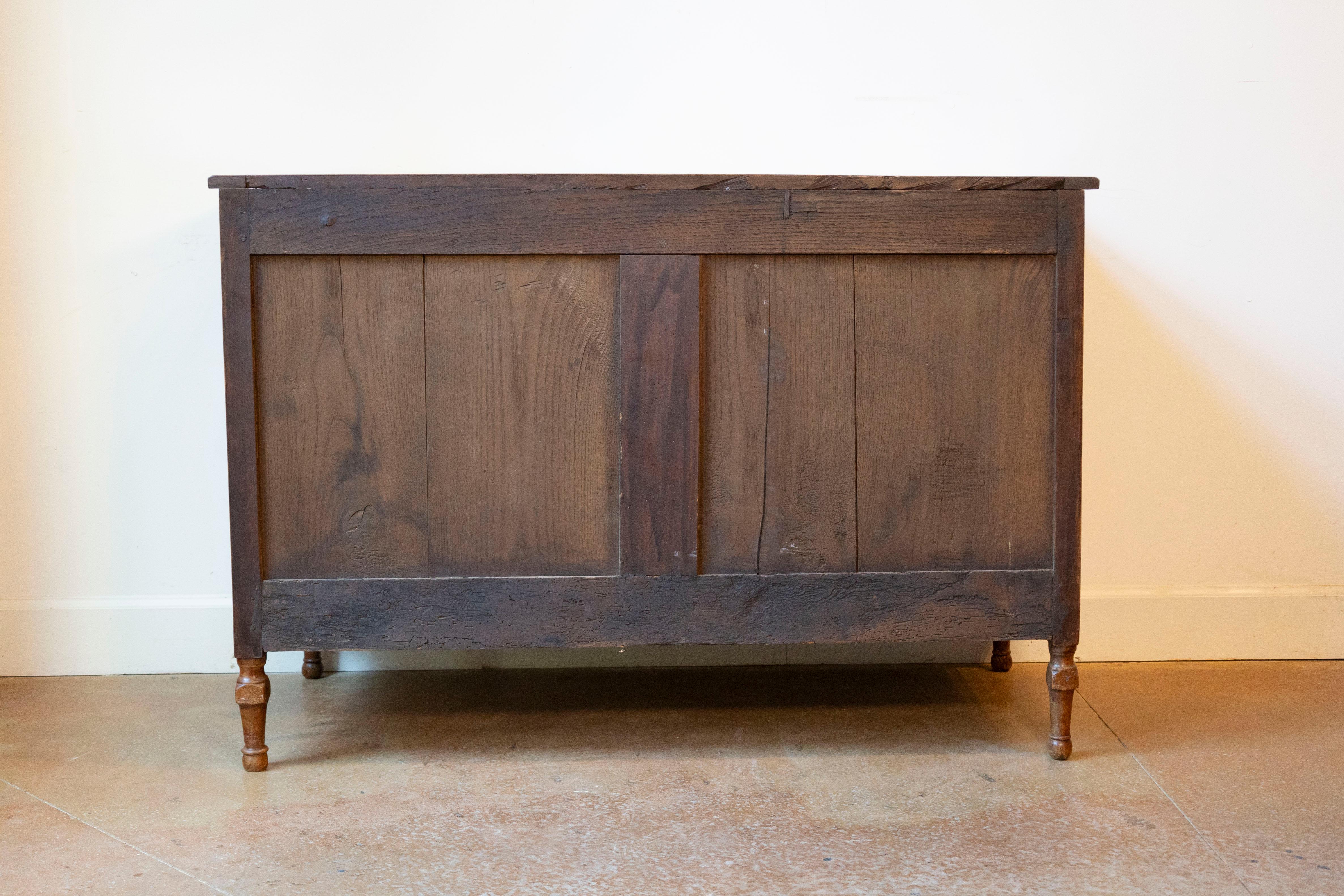 Cerise Commode française d'époque Louis XVI des années 1790 à trois tiroirs en cerisier avec quincaillerie en laiton en vente