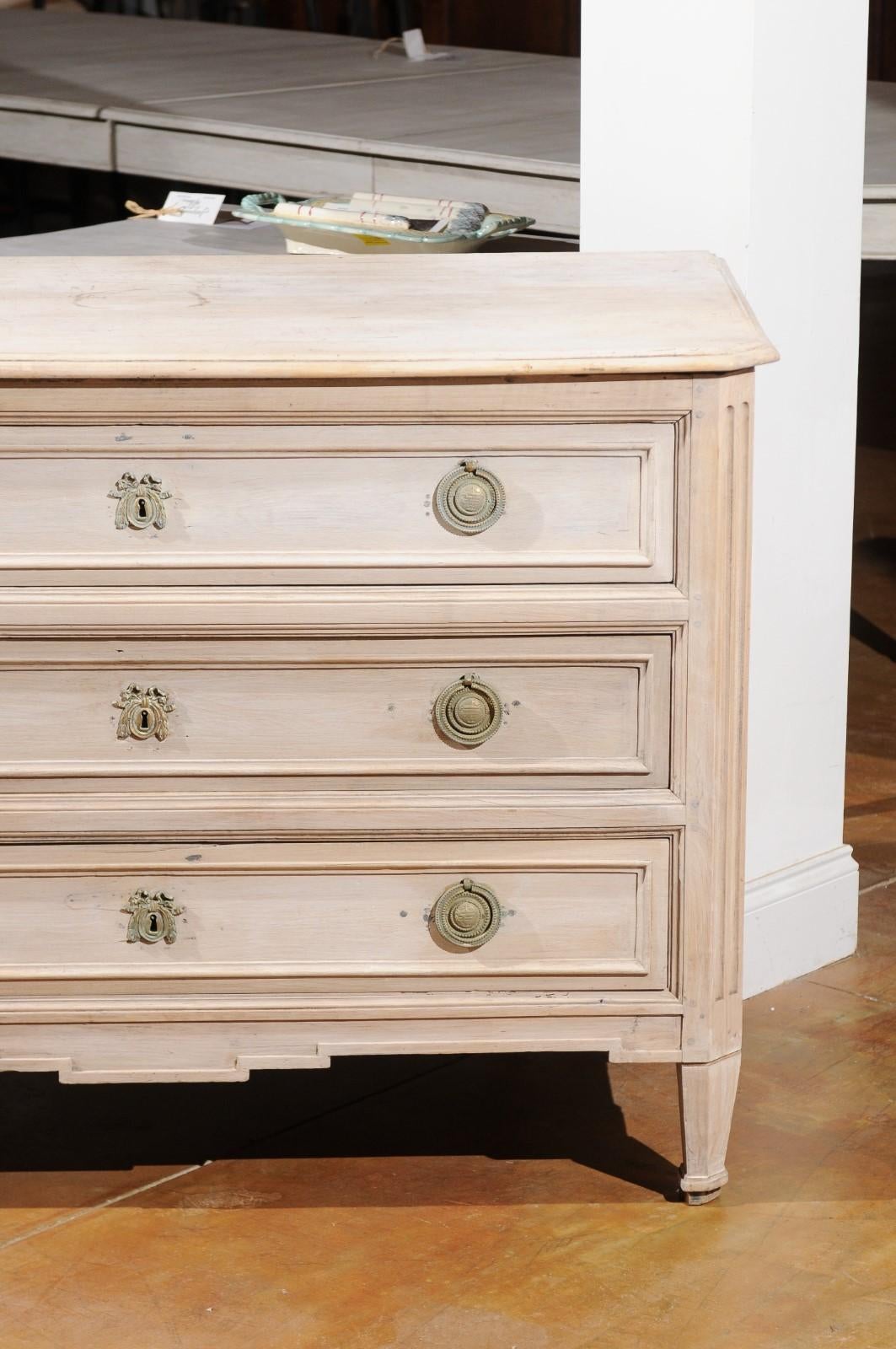 French 1790s Louis XVI Three-Drawer Commode with Faded White Patina and Fluting In Good Condition In Atlanta, GA
