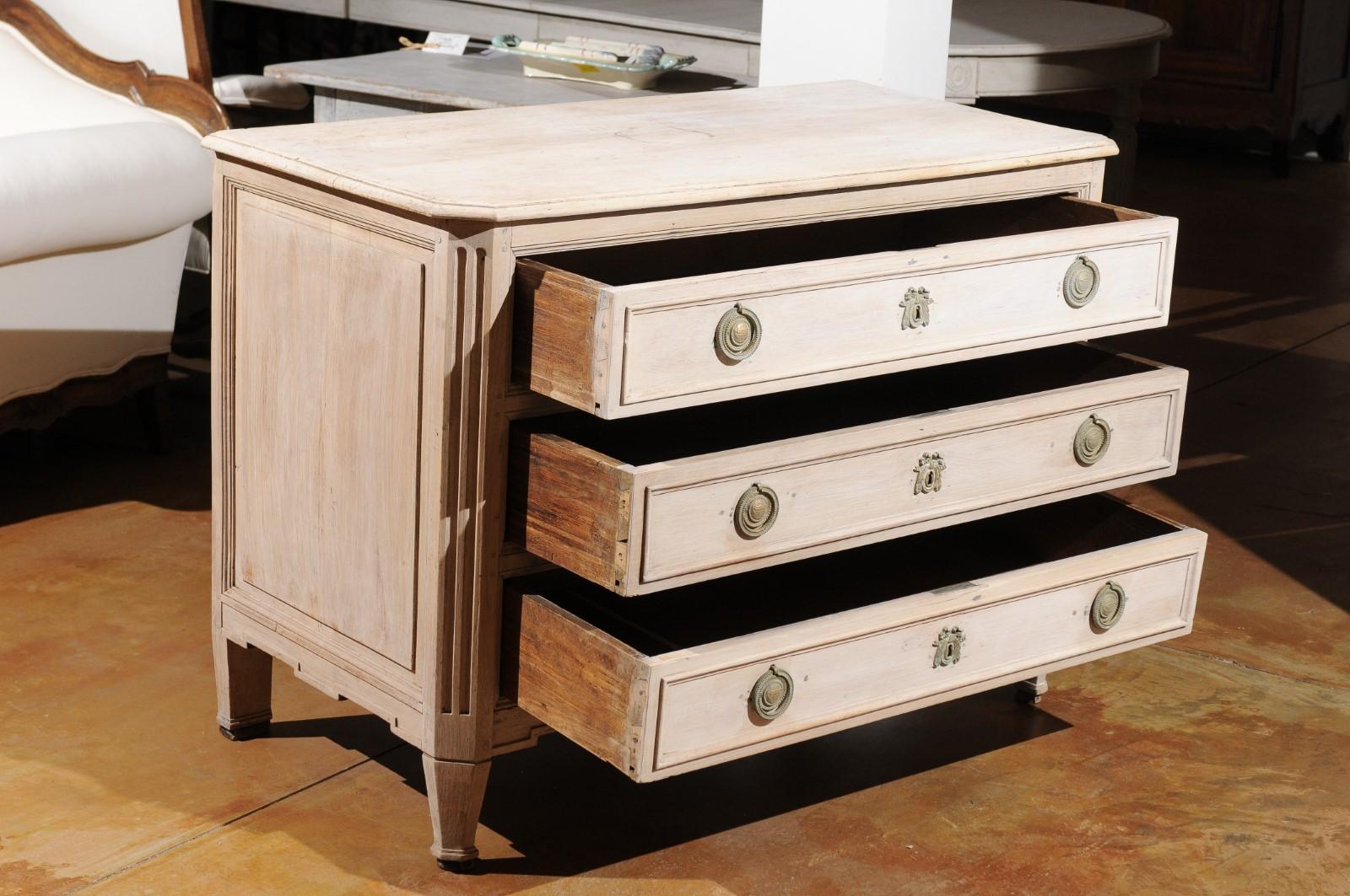 French 1790s Louis XVI Three-Drawer Commode with Faded White Patina and Fluting 2