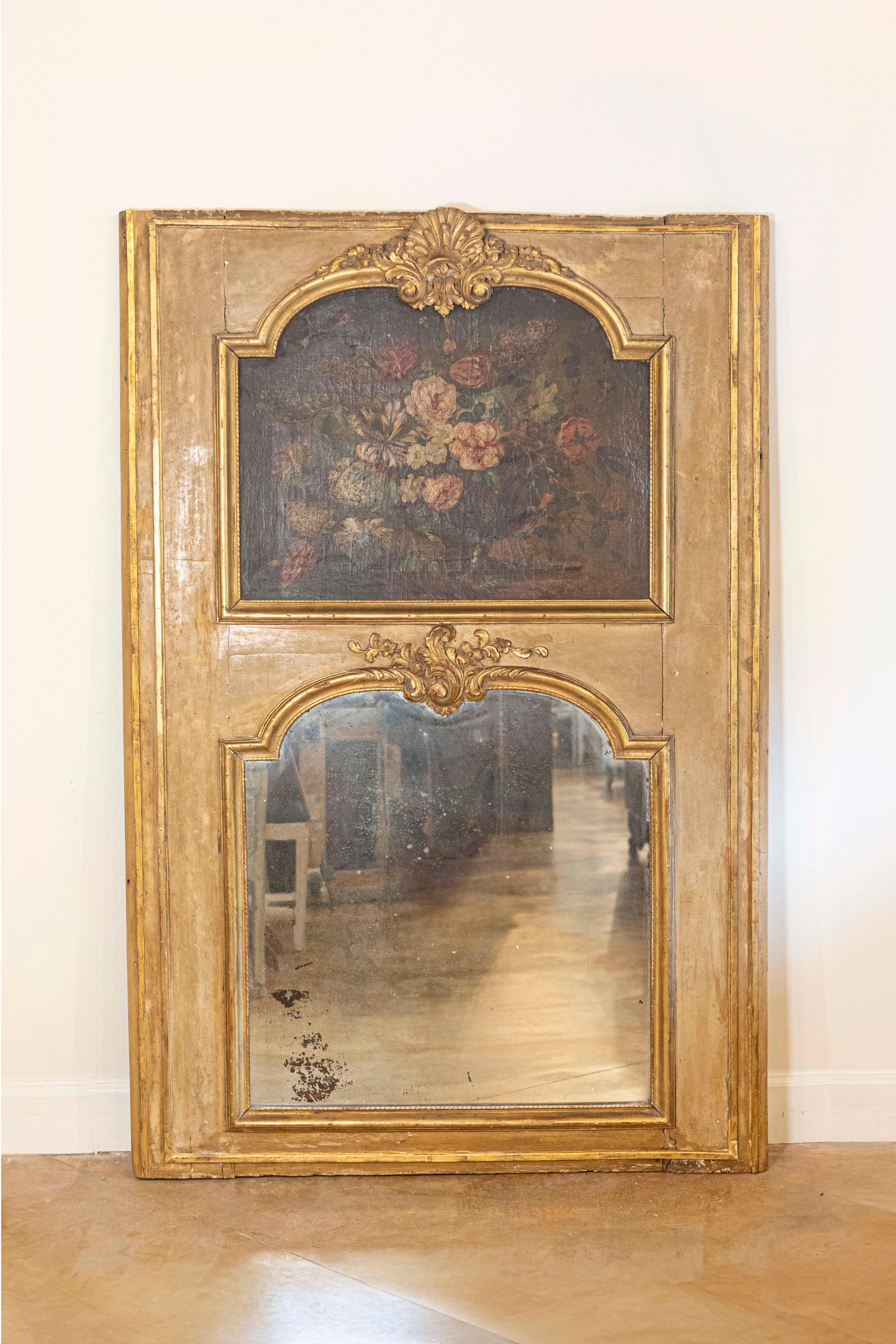 Specchio trumeau francese dipinto della fine del XVIII secolo, con dipinto floreale originale a olio su tela. Creato in Francia nell'ultimo decennio del XVIII secolo, questo specchio trumeau presenta una cornice dipinta tutta originale con accenti