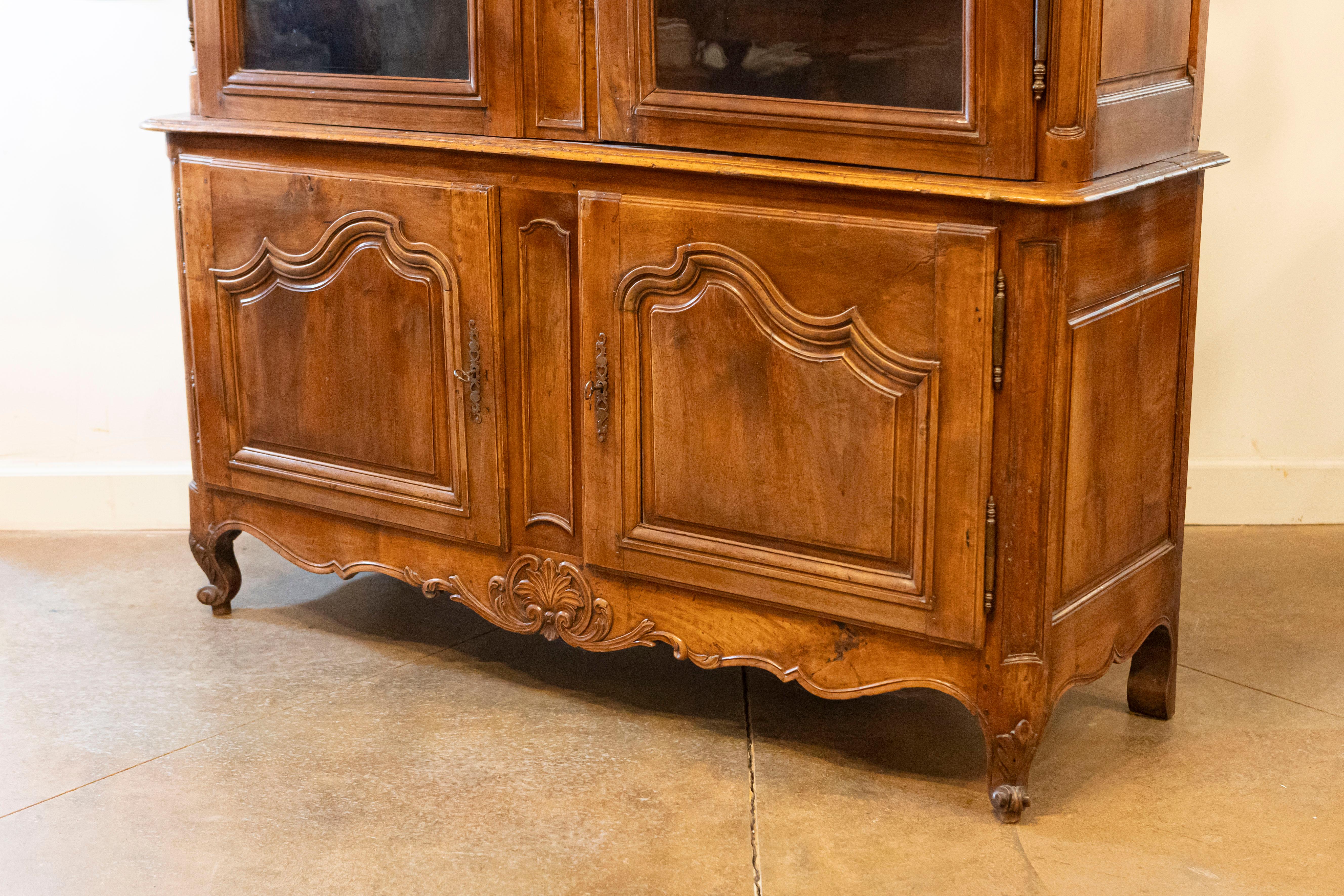Buffet à deux corps en noyer français des années 1790 avec portes vitrées et motifs sculptés en vente 4
