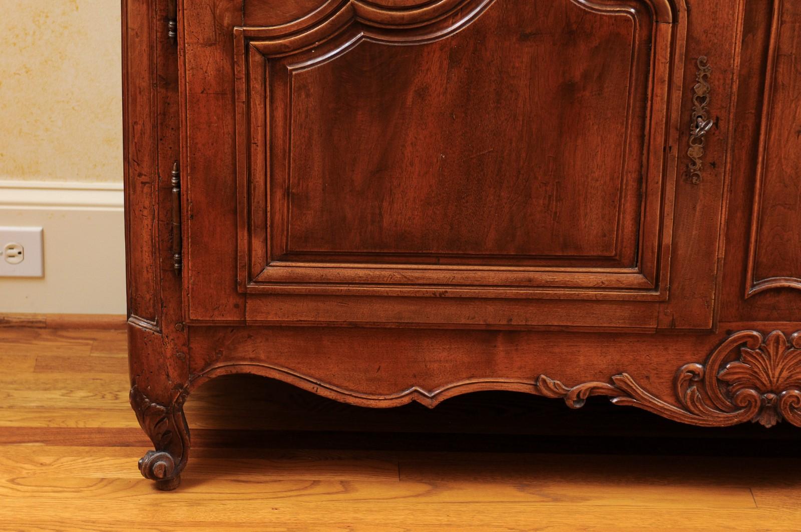 French 1790s Walnut Buffet à Deux-Corps with Glass Doors and Carved Motifs For Sale 9