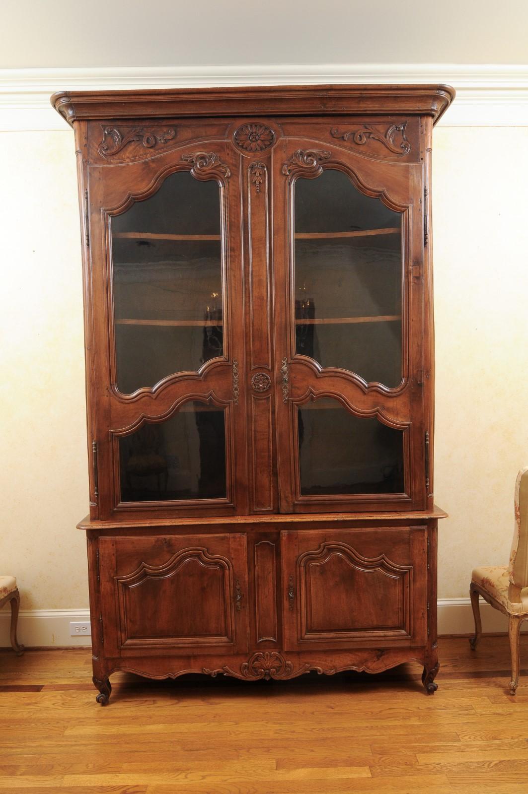 French 1790s Walnut Buffet à Deux-Corps with Glass Doors and Carved Motifs For Sale 10
