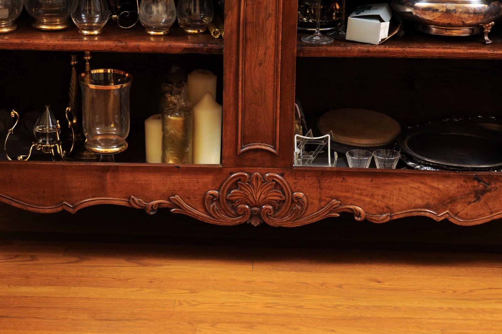 French 1790s Walnut Buffet à Deux-Corps with Glass Doors and Carved Motifs For Sale 12