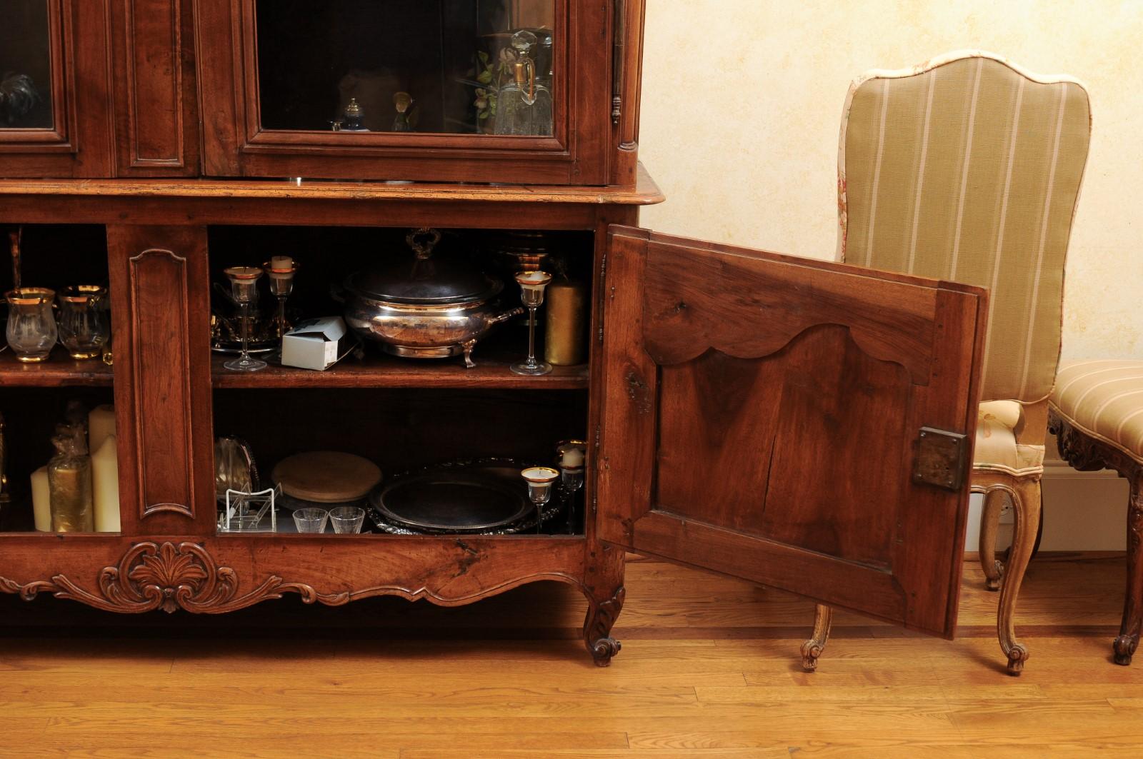 French 1790s Walnut Buffet à Deux-Corps with Glass Doors and Carved Motifs For Sale 13