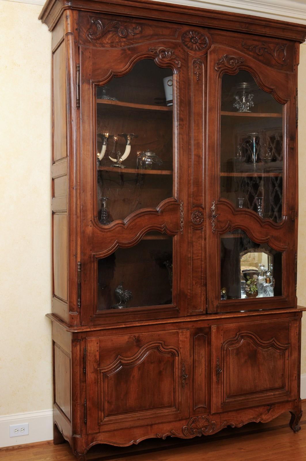French 1790s Walnut Buffet à Deux-Corps with Glass Doors and Carved Motifs For Sale 15