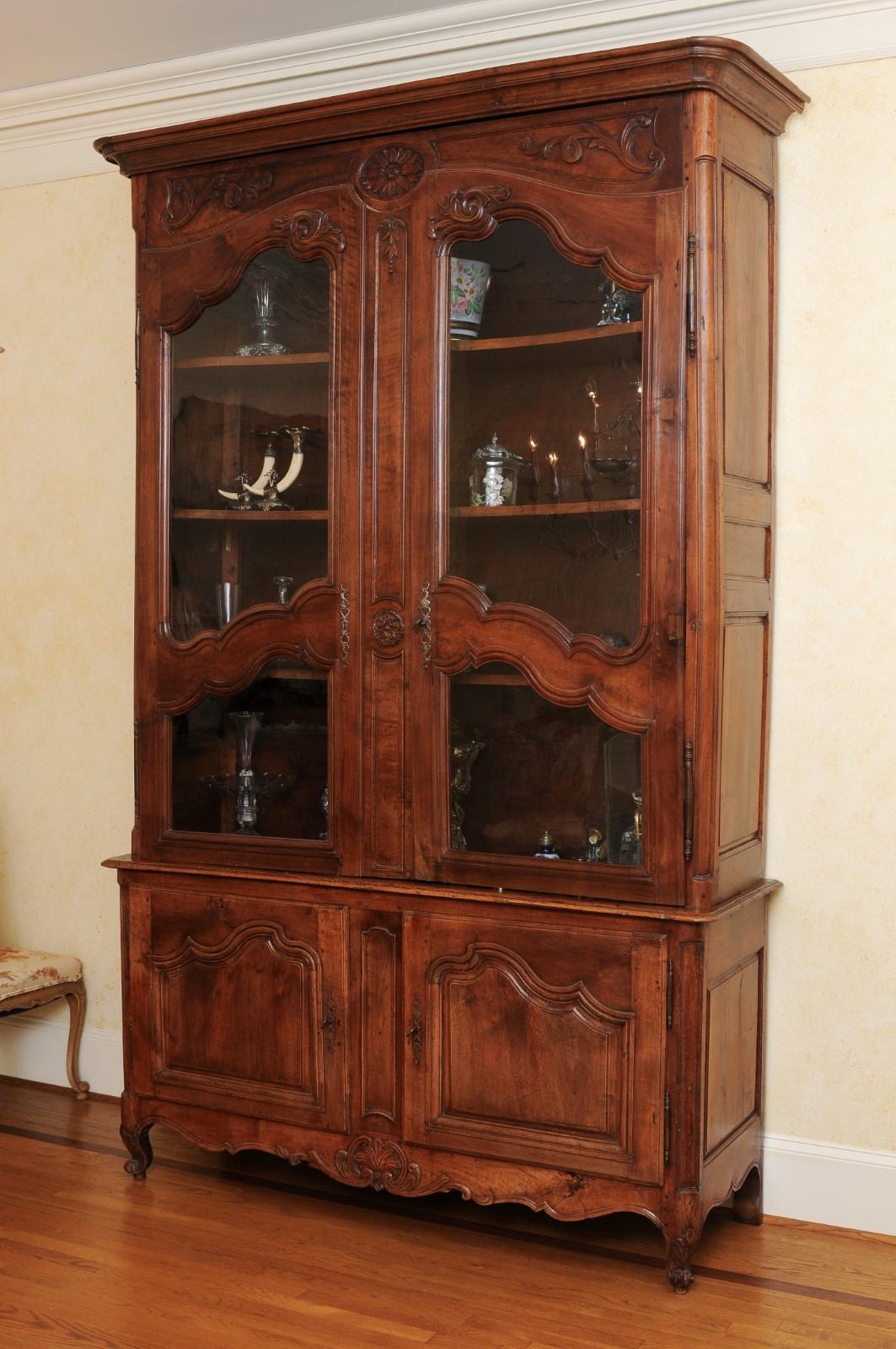 French 1790s Walnut Buffet à Deux-Corps with Glass Doors and Carved Motifs For Sale 16