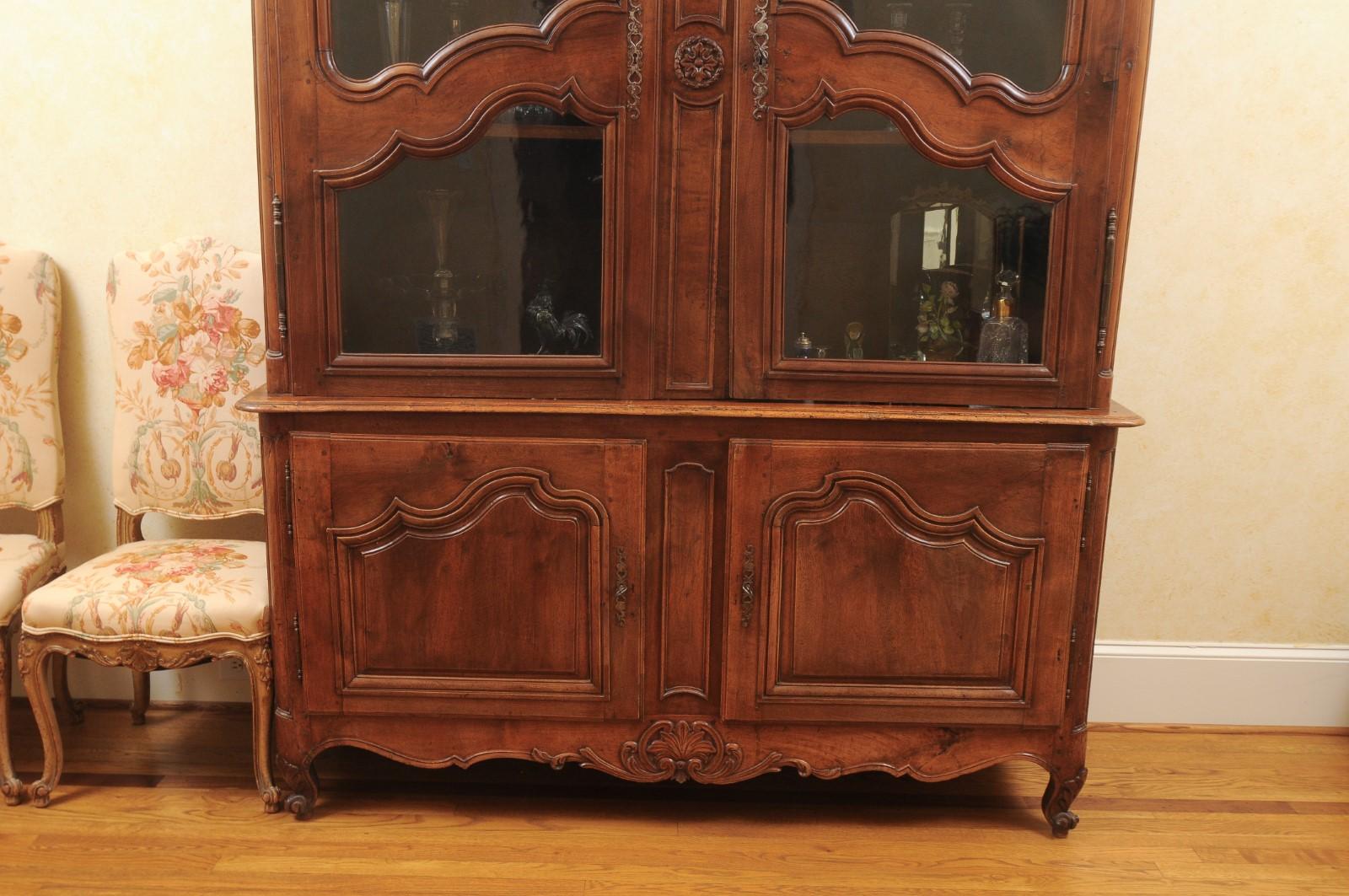 French 1790s Walnut Buffet à Deux-Corps with Glass Doors and Carved Motifs In Good Condition For Sale In Atlanta, GA