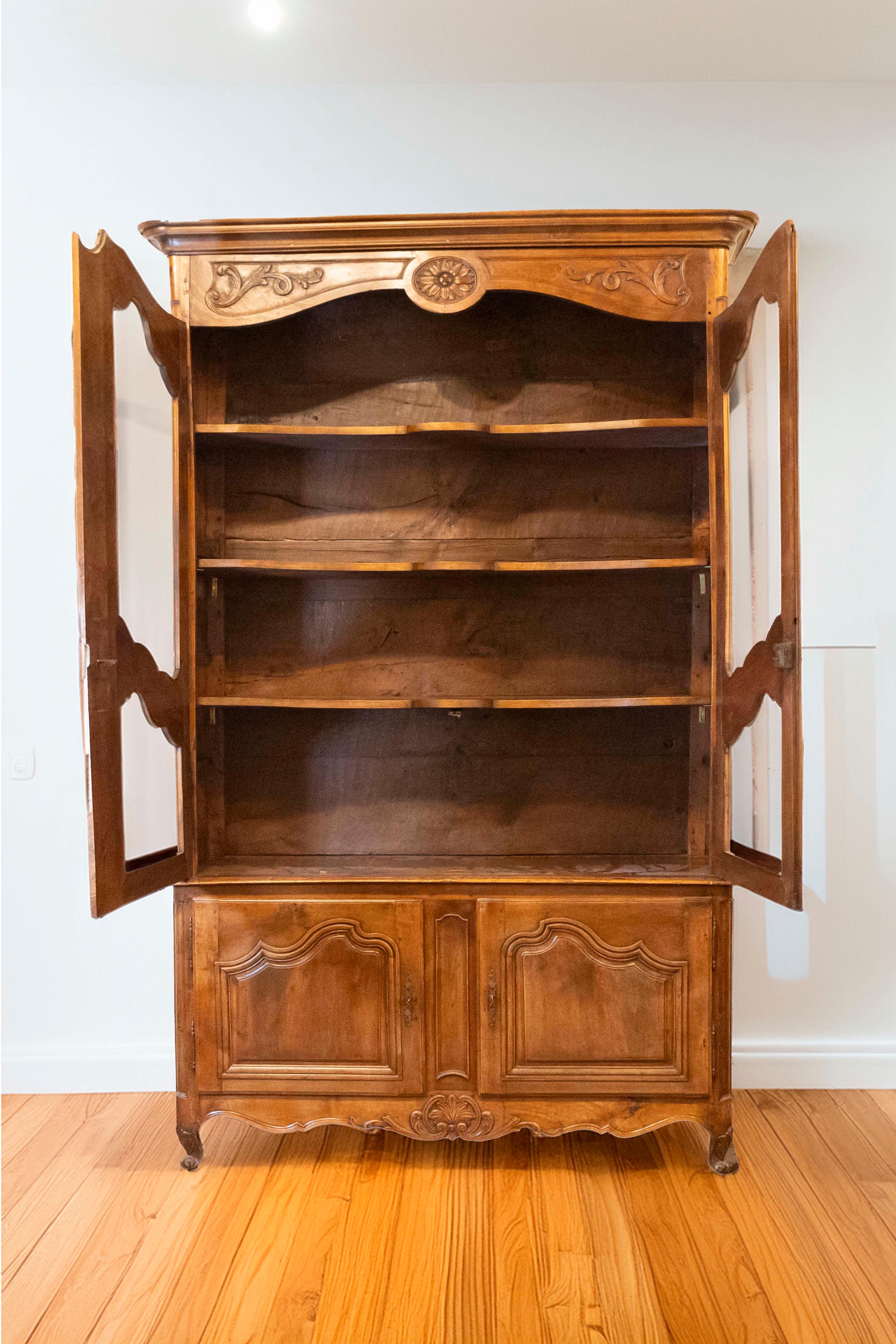 Français Buffet à deux corps en noyer français des années 1790 avec portes vitrées et motifs sculptés en vente