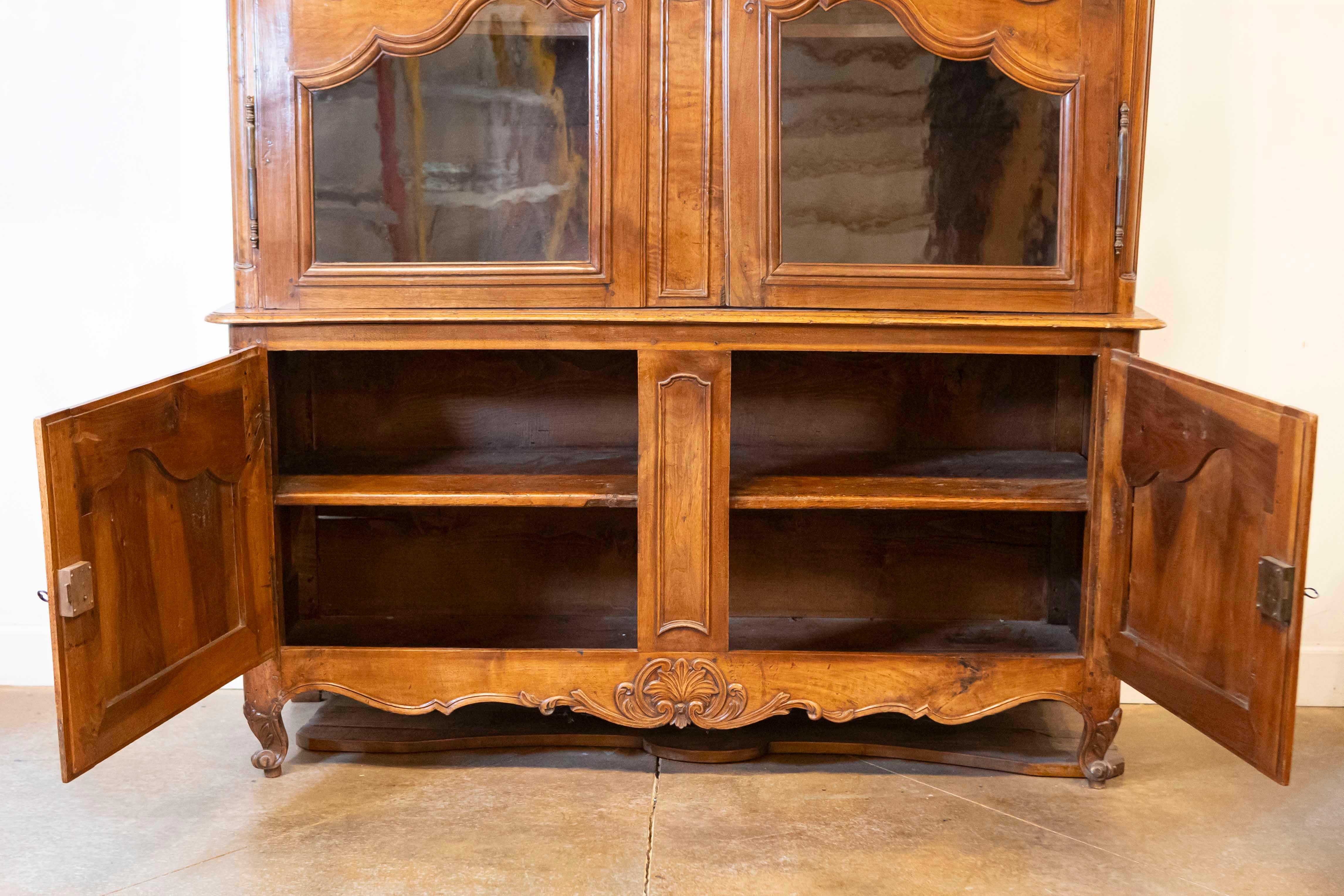 Buffet à deux corps en noyer français des années 1790 avec portes vitrées et motifs sculptés Bon état - En vente à Atlanta, GA