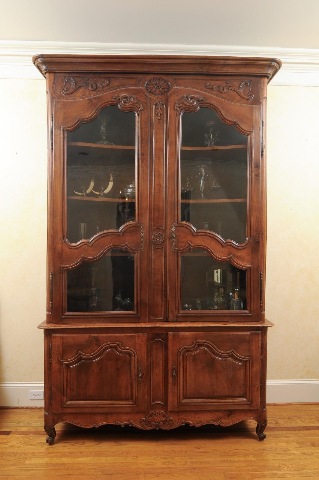 French 1790s Walnut Buffet à Deux-Corps with Glass Doors and Carved Motifs For Sale 1