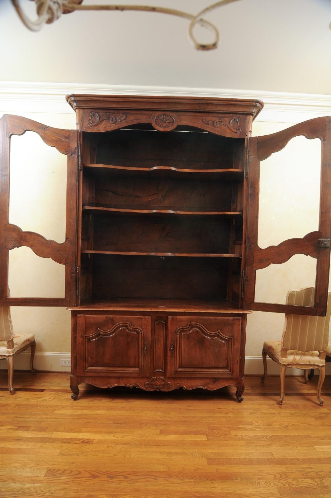 French 1790s Walnut Buffet à Deux-Corps with Glass Doors and Carved Motifs For Sale 2