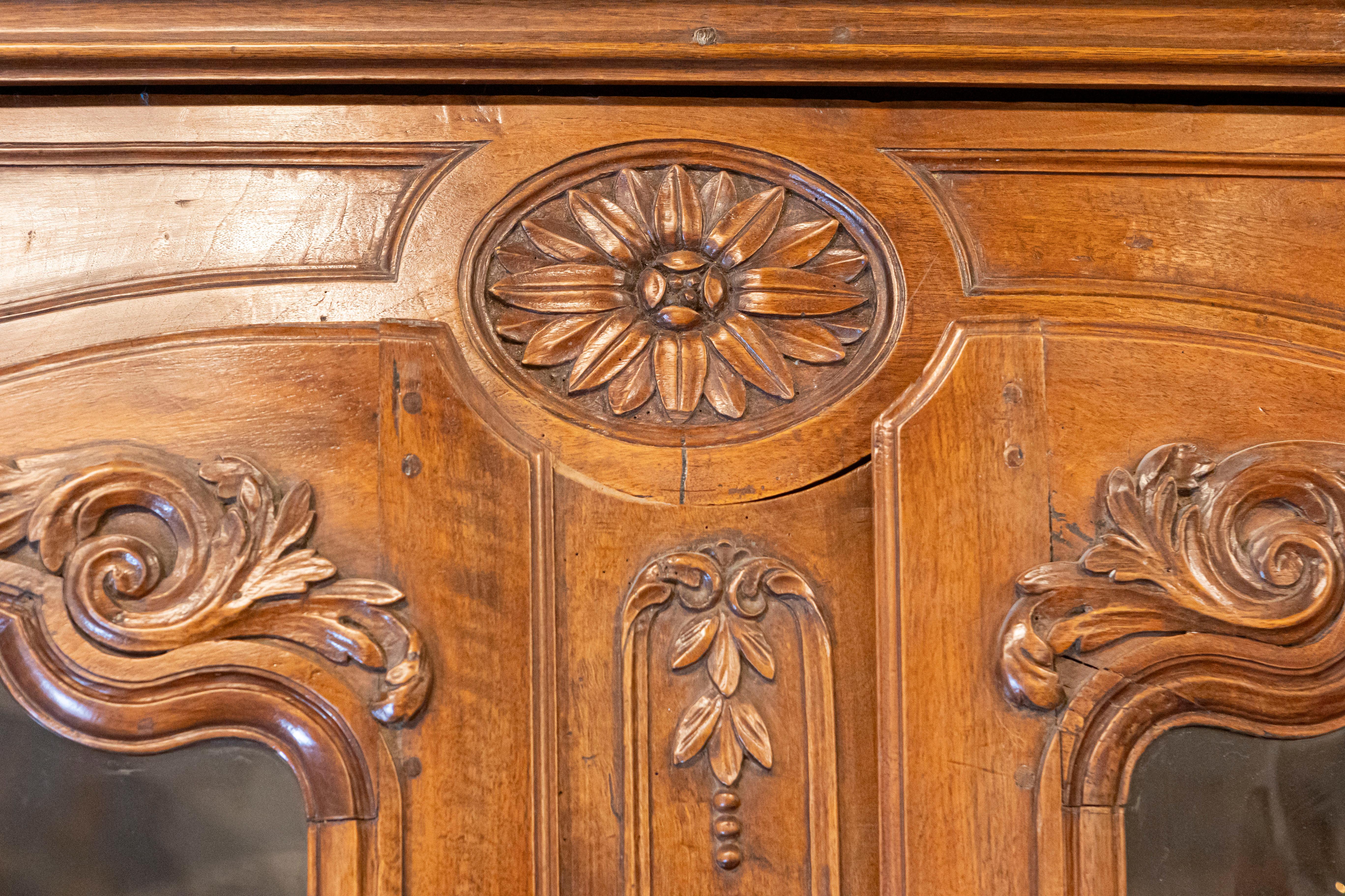 Verre Buffet à deux corps en noyer français des années 1790 avec portes vitrées et motifs sculptés en vente