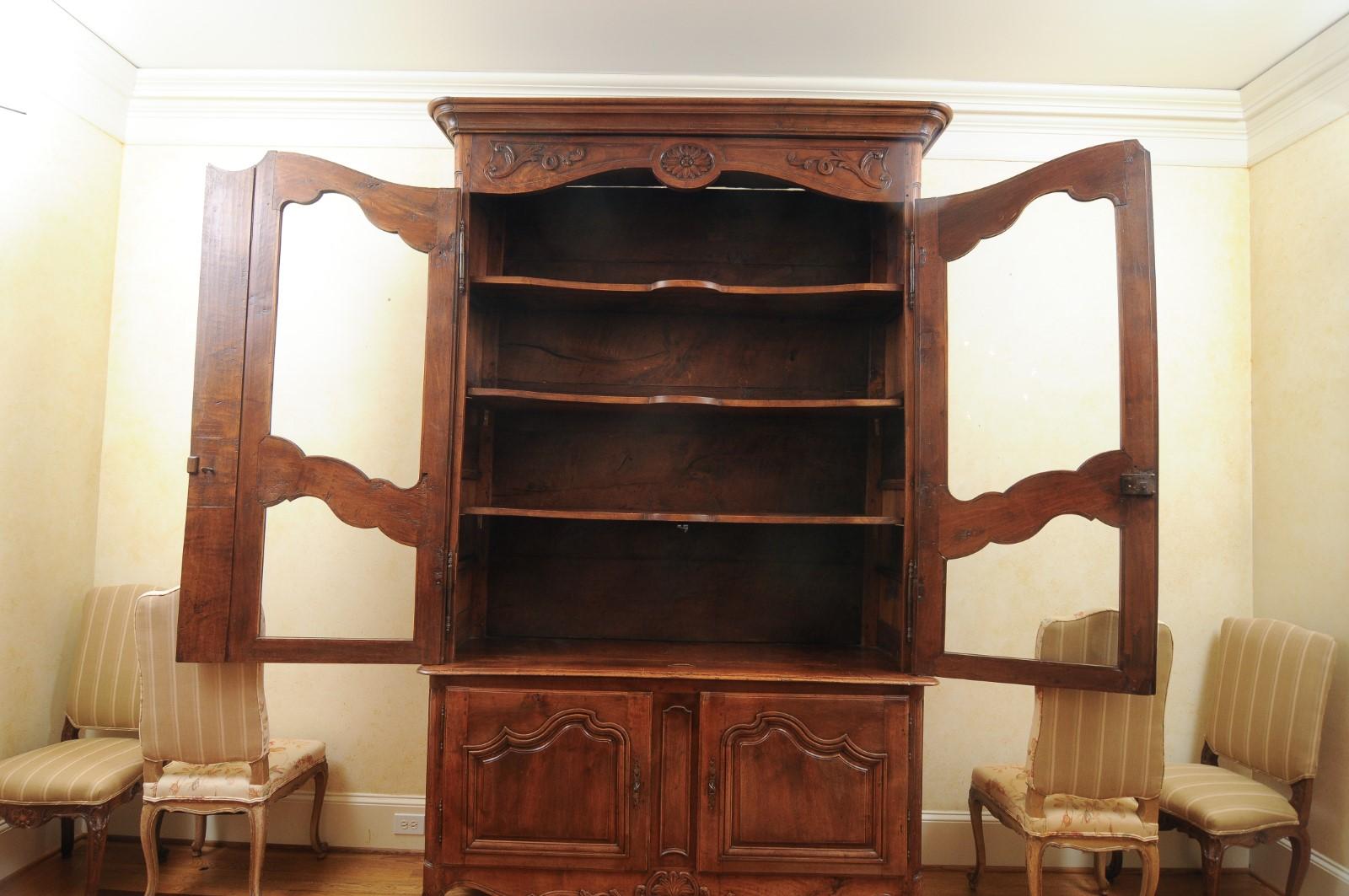 French 1790s Walnut Buffet à Deux-Corps with Glass Doors and Carved Motifs For Sale 3