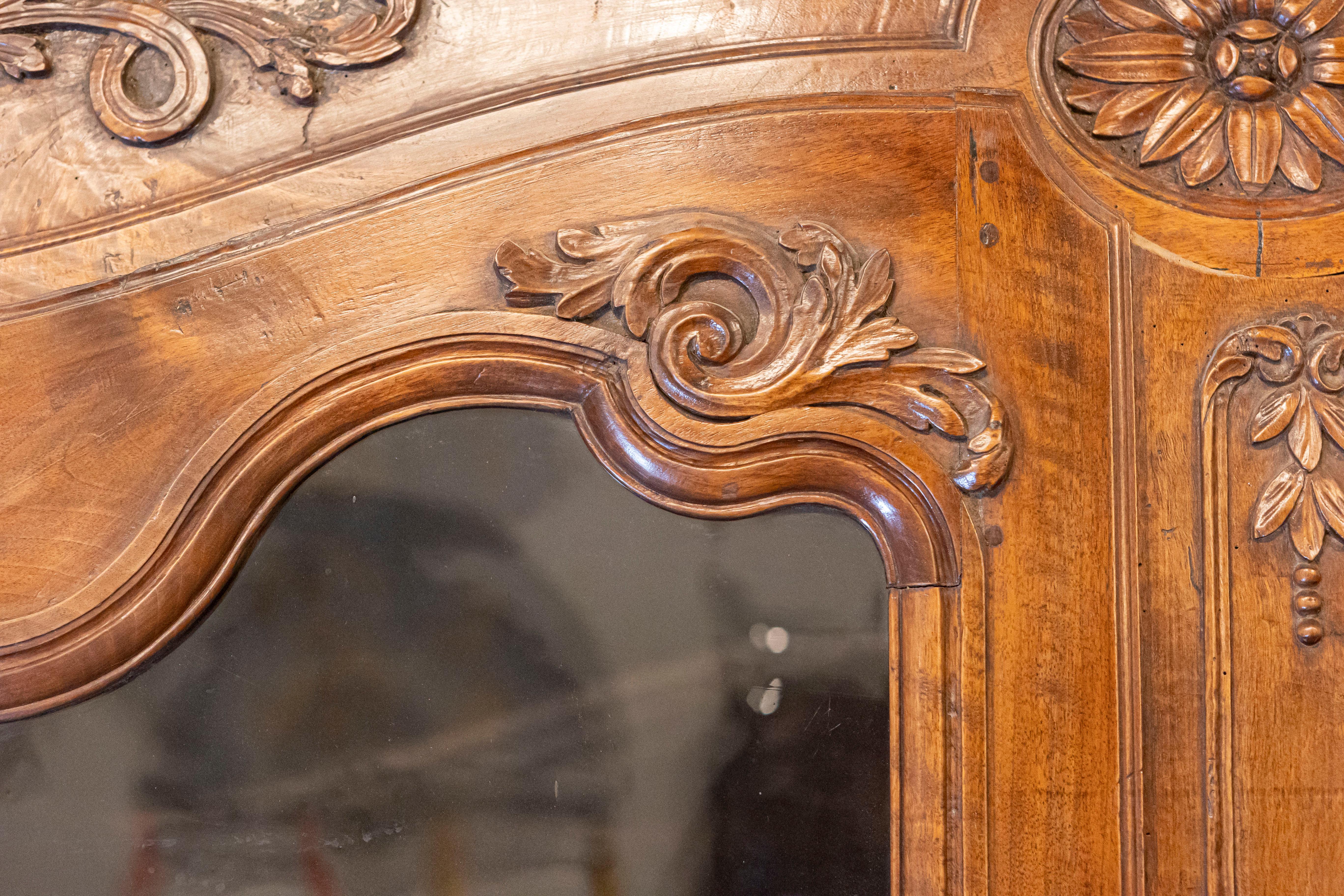 Französisches Buffet à Deux-Corps aus Nussbaum um 1790 mit Glastüren und geschnitzten Motiven im Angebot 3