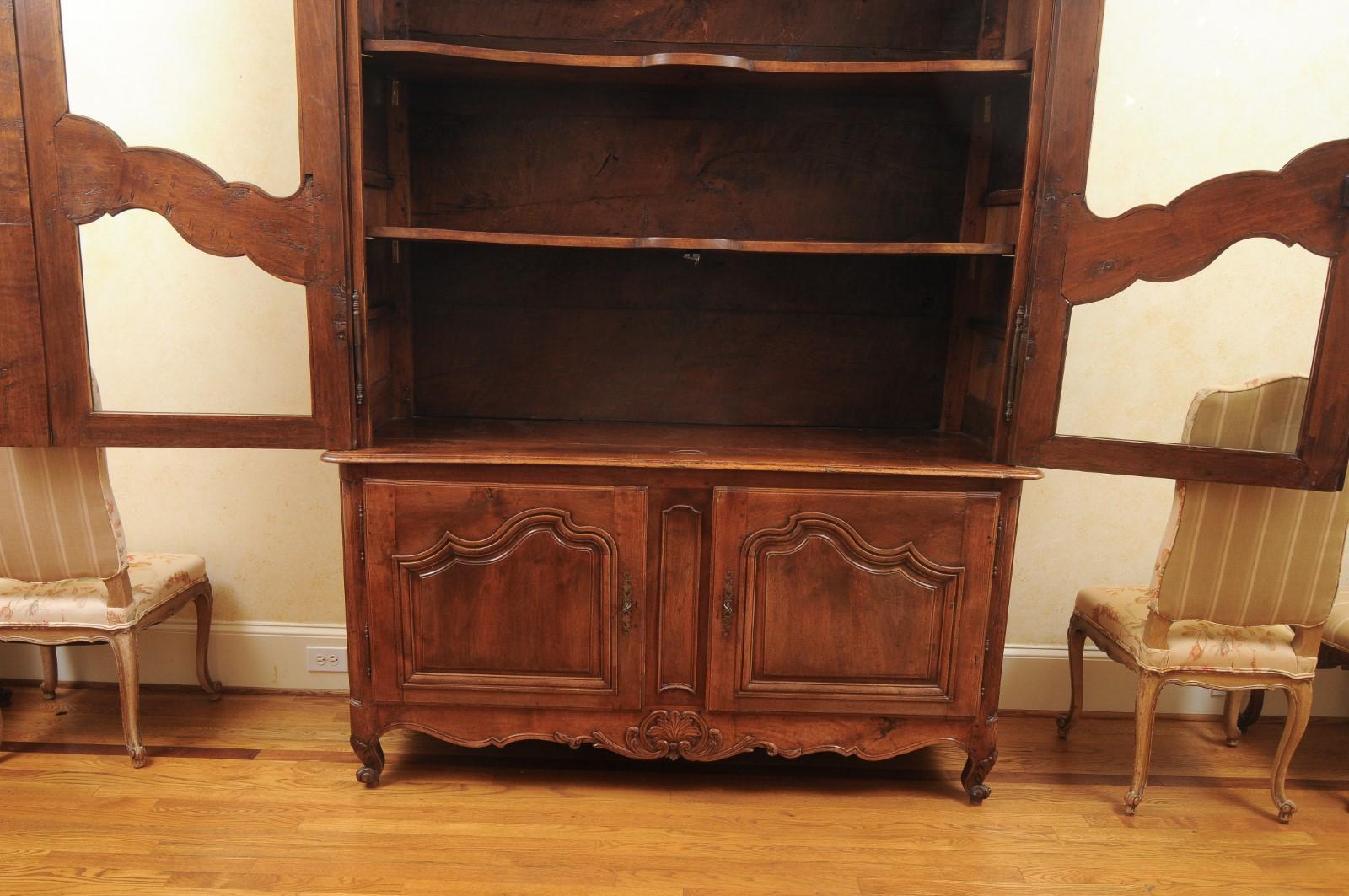French 1790s Walnut Buffet à Deux-Corps with Glass Doors and Carved Motifs For Sale 4